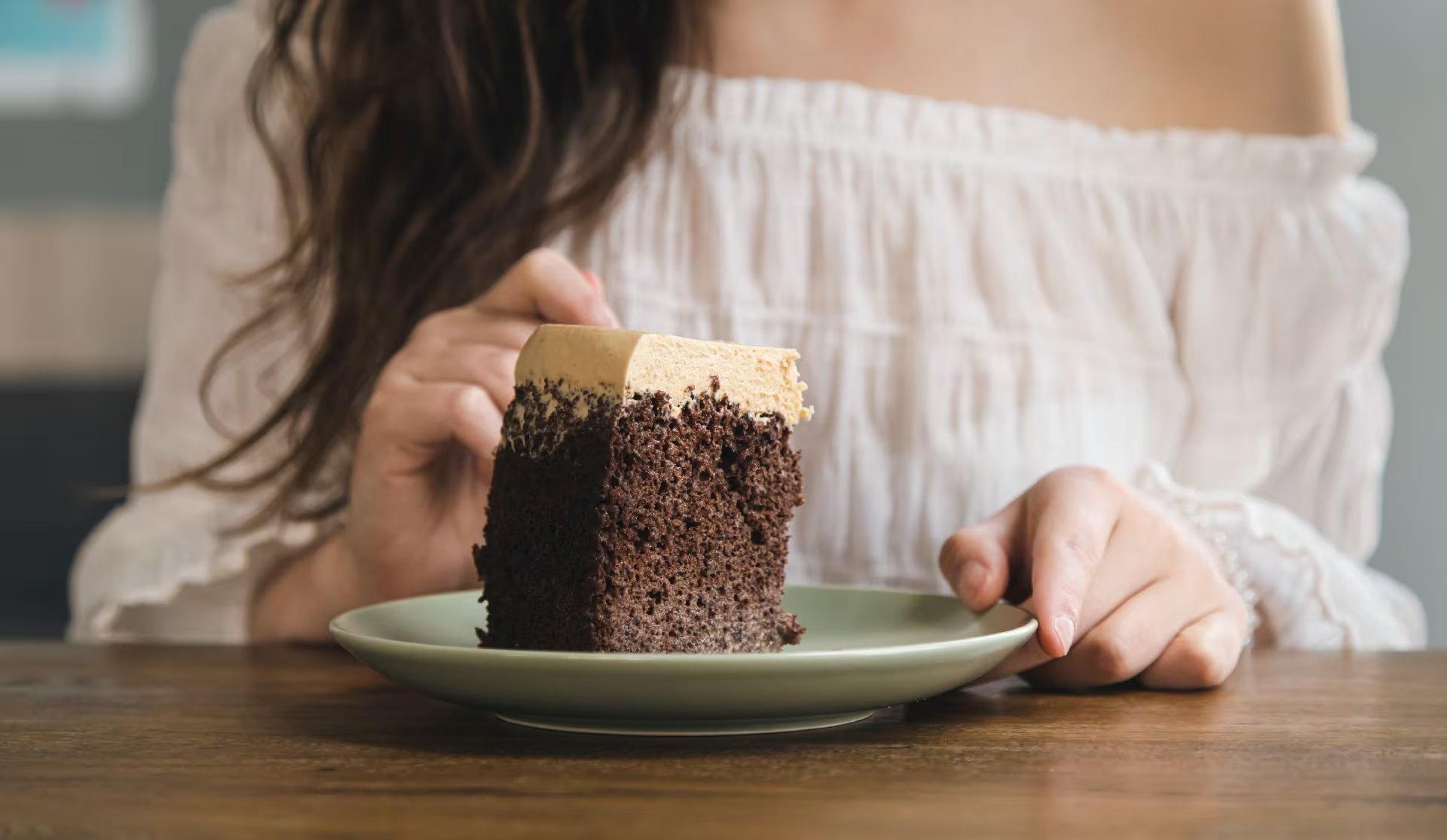 La torta de chocolate nació de los primeros usos del cacao en la repostería y evolucionó desde recetas rudimentarias hasta convertirse en un clásico universal. (Freepik)