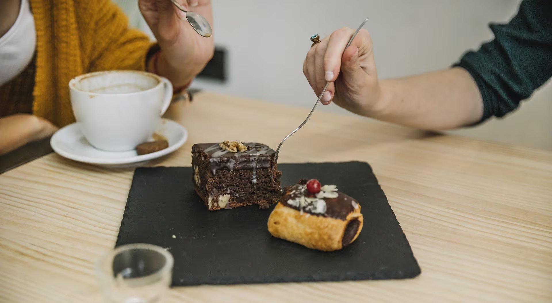 La torta de chocolate trascendió la cocina para convertirse en un símbolo cultural presente en celebraciones, recuerdos familiares y tradiciones sociales. (Freepik)