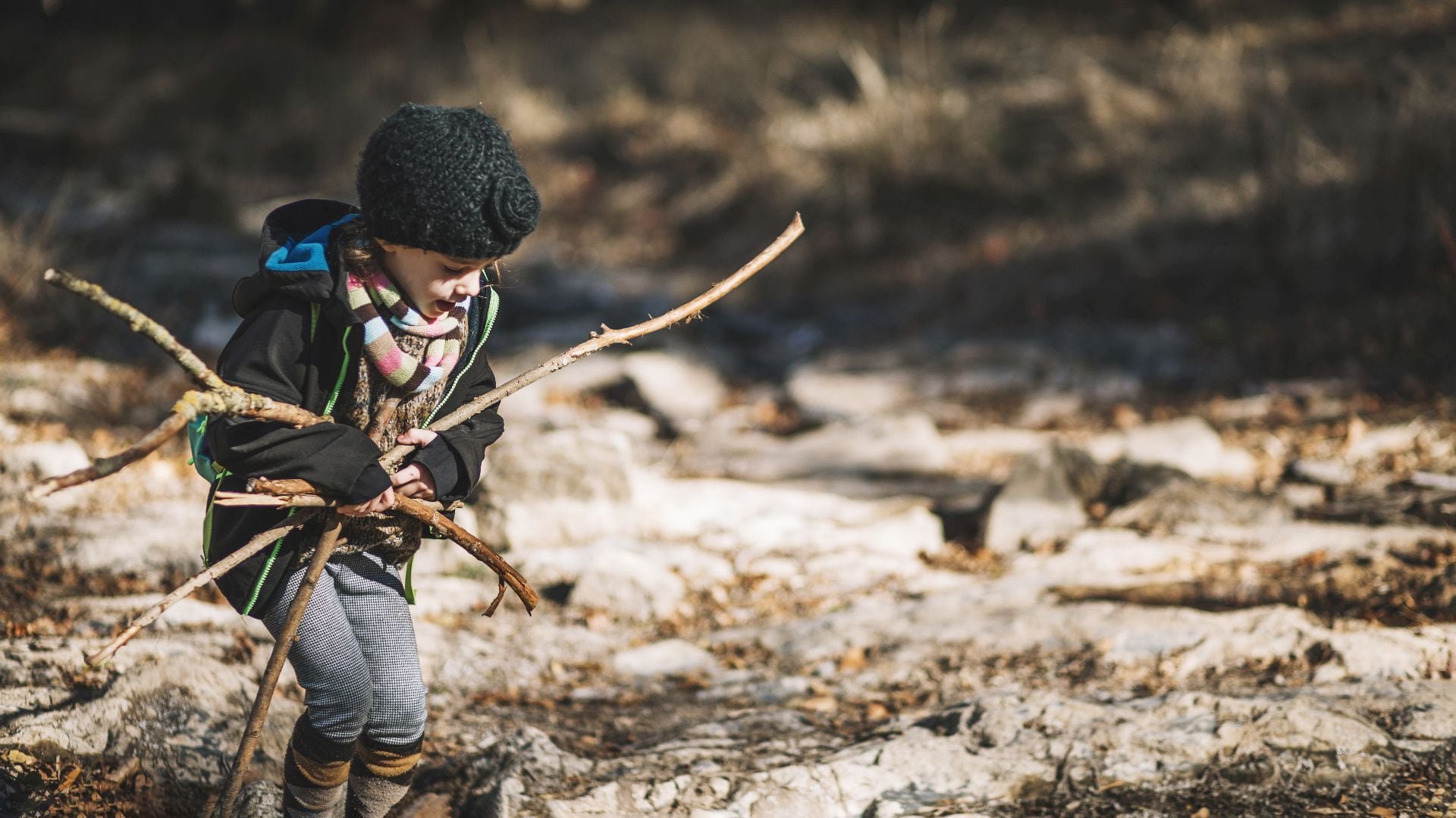 El origen de esta conmemoración está ligado a la posguerra europea, cuando la pérdida de padres reveló el rostro más cruel del conflicto y motivó acciones solidarias hacia la niñez sola (Freepik)