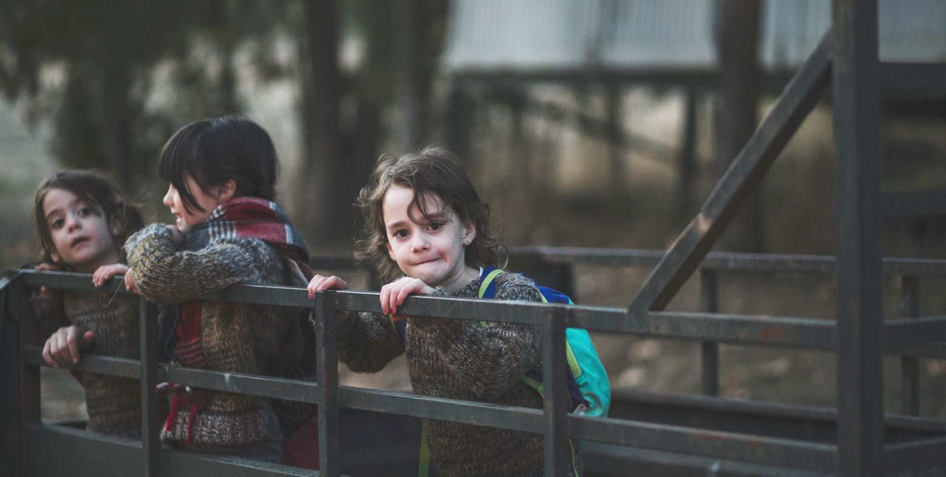 La orfandad causada por la guerra expone a los niños al desplazamiento, la pobreza y la violencia, una cadena de vulneraciones que se repite cada vez que estalla un conflicto armado. (Freepik)
