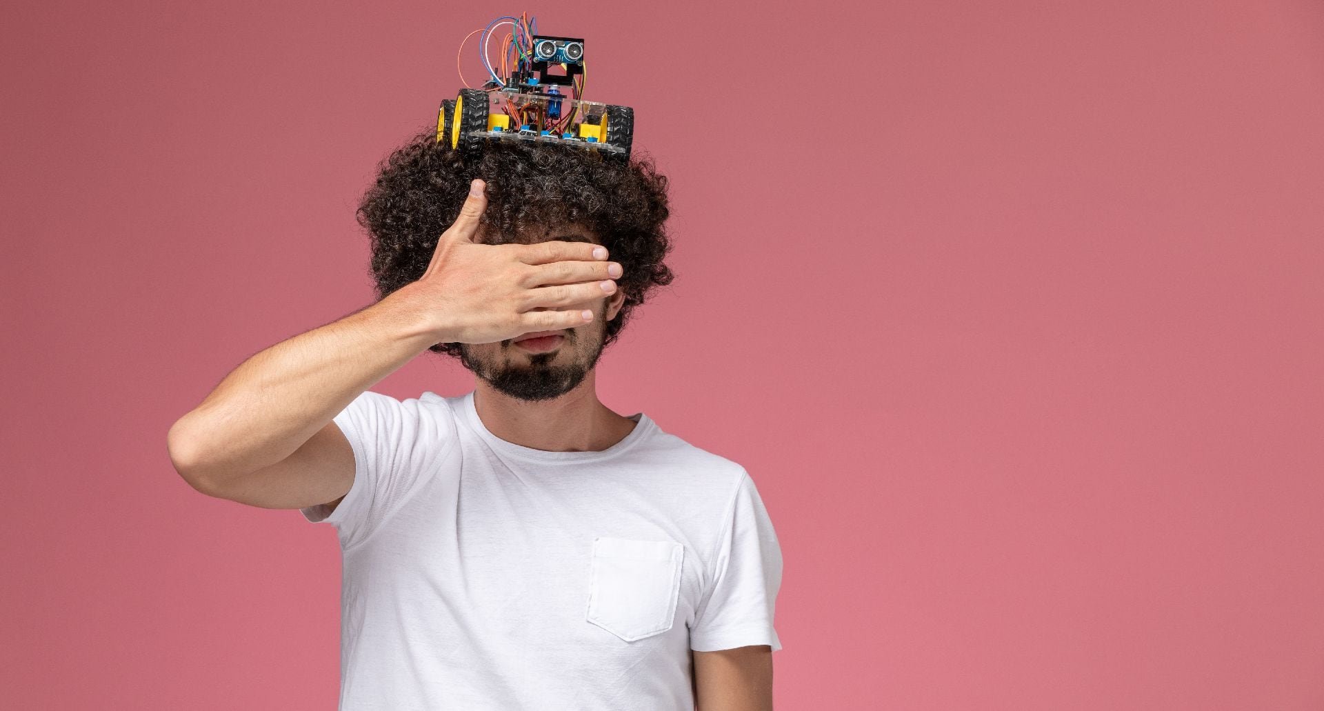 La introversión describe una personalidad que privilegia la observación, el pensamiento previo y las relaciones profundas, lejos de la idea errónea de timidez o retraimiento. (Freepik)