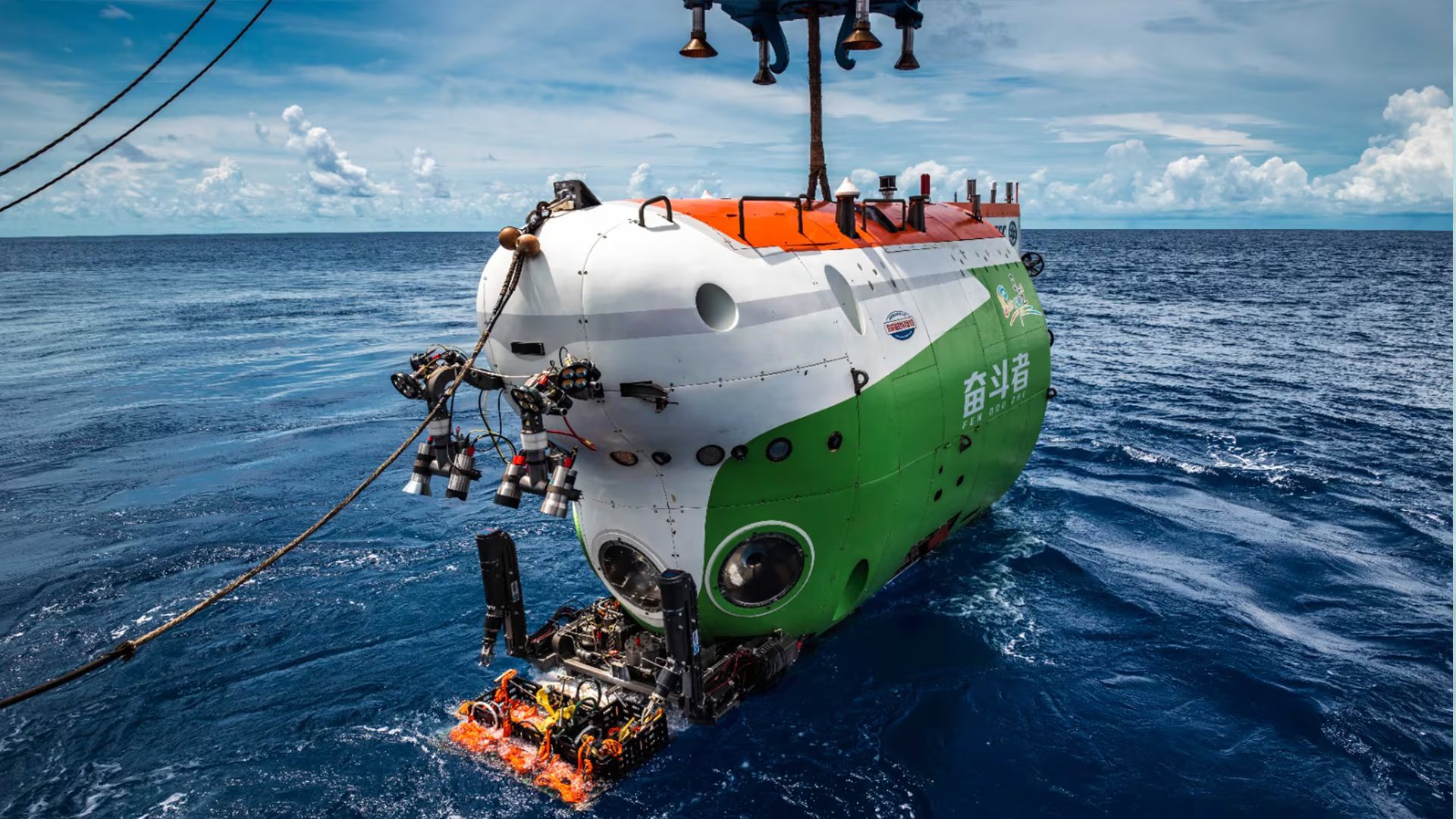 El Tan Suo Yi Hao es la nave nodriza del Fendouzhe, el único submarino del mundo capaz de sumergirse en las fosas abisales
