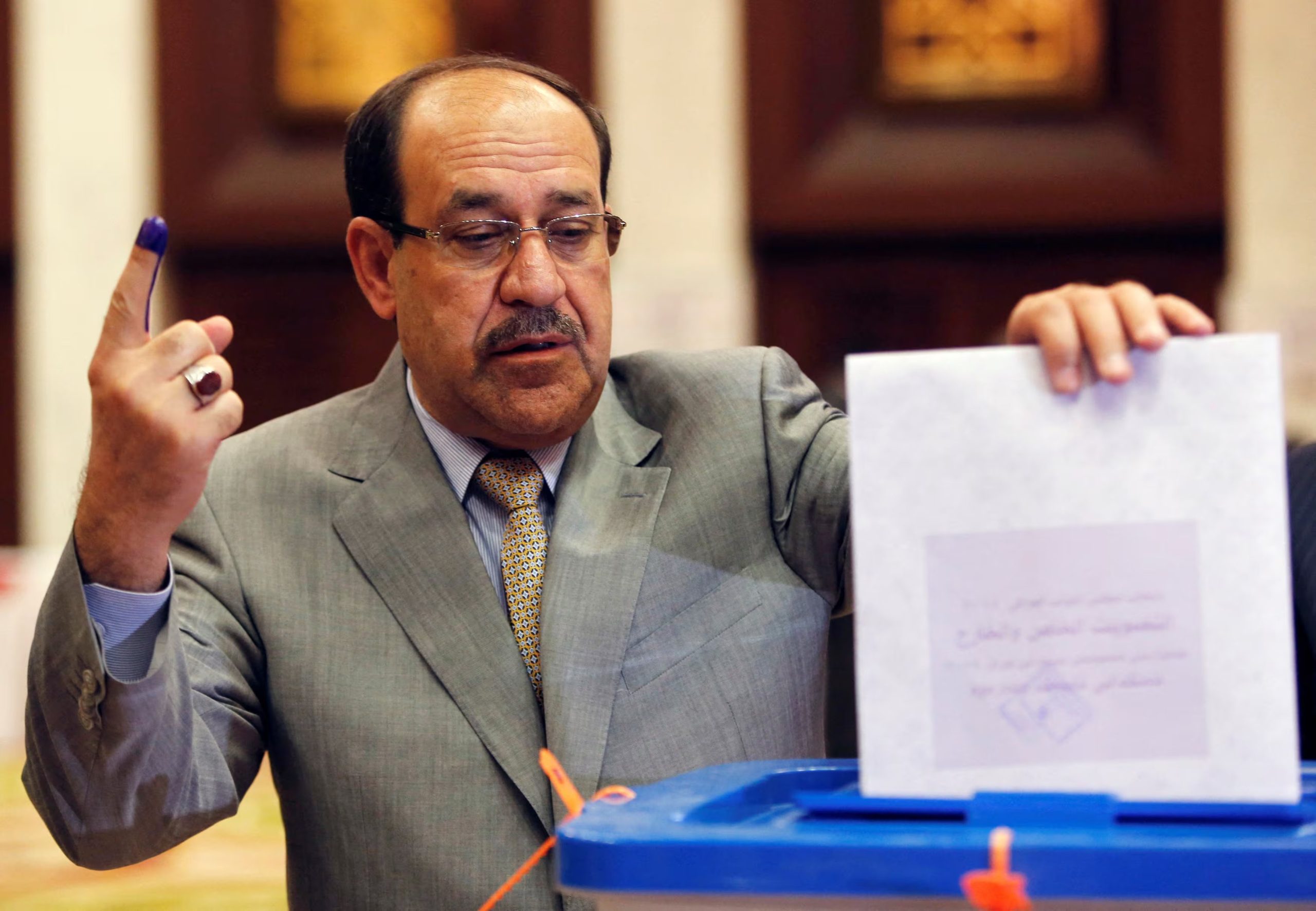El entonces primer ministro de Irak, Nuri al Maliki, emite su voto durante las elecciones parlamentarias de 2014 en Bagdad (REUTERS/Ahmed Jadallah/Archivo)