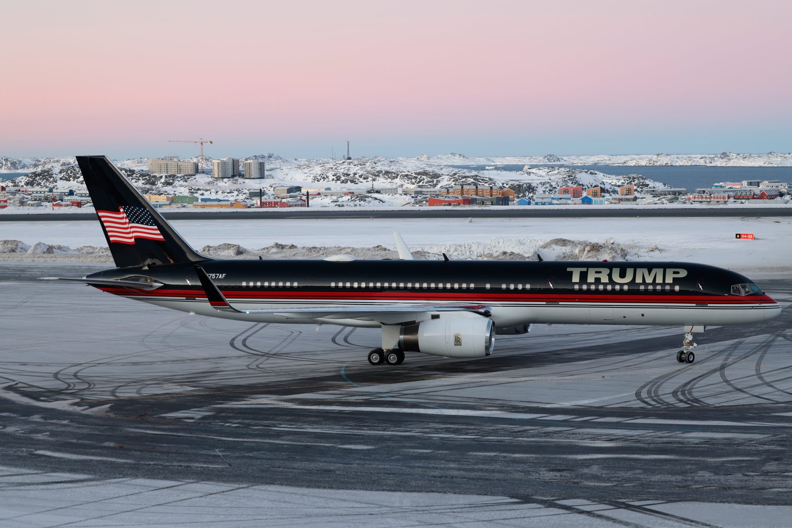 ARCHIVO - Un avión con Donald Trump Jr. a bordo aterriza en Nuuk, Groenlandia, el 7 de enero de 2025. (Emil Stach/Ritzau Scanpix via AP, archivo)