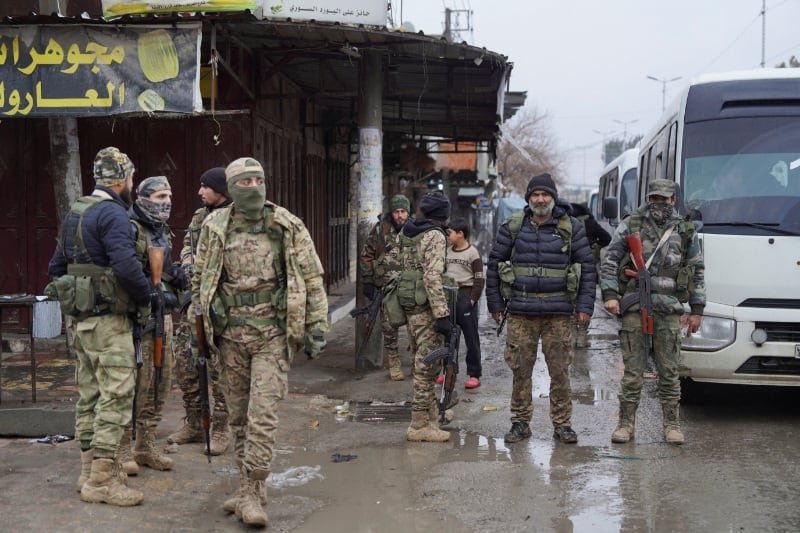 Miembros del ejército sirio se despliegan tras la retirada de las Fuerzas Democráticas Sirias (FDS), en Tabqa, Siria. 18 enero 2026 (REUTERS/Karam al-Masri)