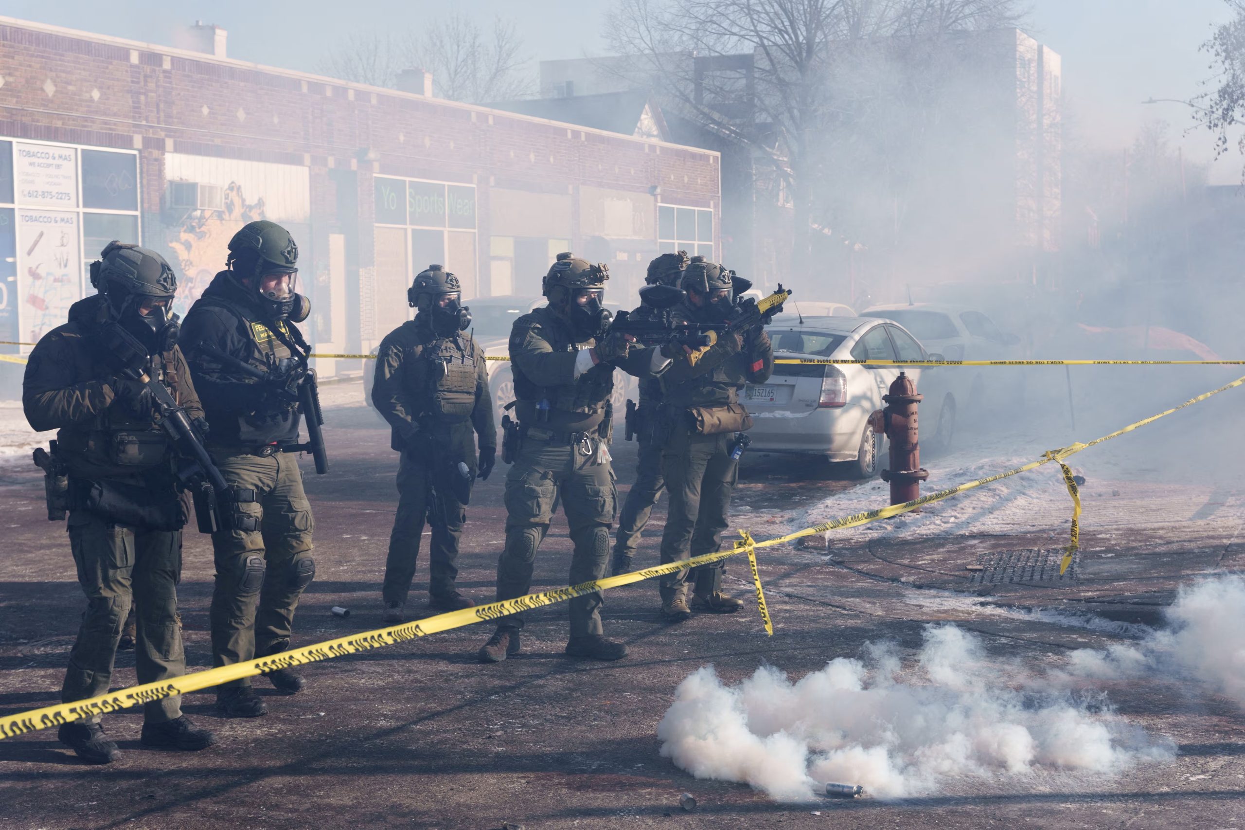 Agentes federales disparan municiones contra manifestantes cerca del lugar donde un hombre identificado como Alex Pretti fue asesinado a tiros por agentes federales que intentaban detenerlo, en Minneapolis, Minnesota, EE. UU., el 24 de enero de 2026. REUTERS/Tim Evans