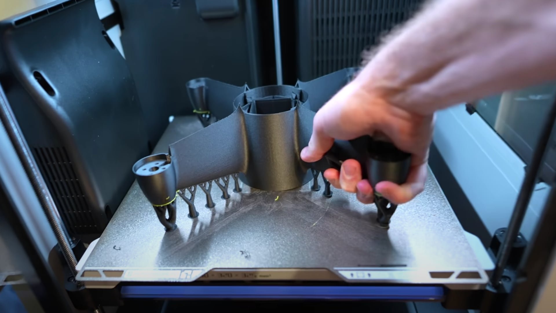 La fabricación del Peregreen V4 incluyó impresión 3D y simulaciones digitales avanzadas. (Luke Máximo Bell / YouTube)