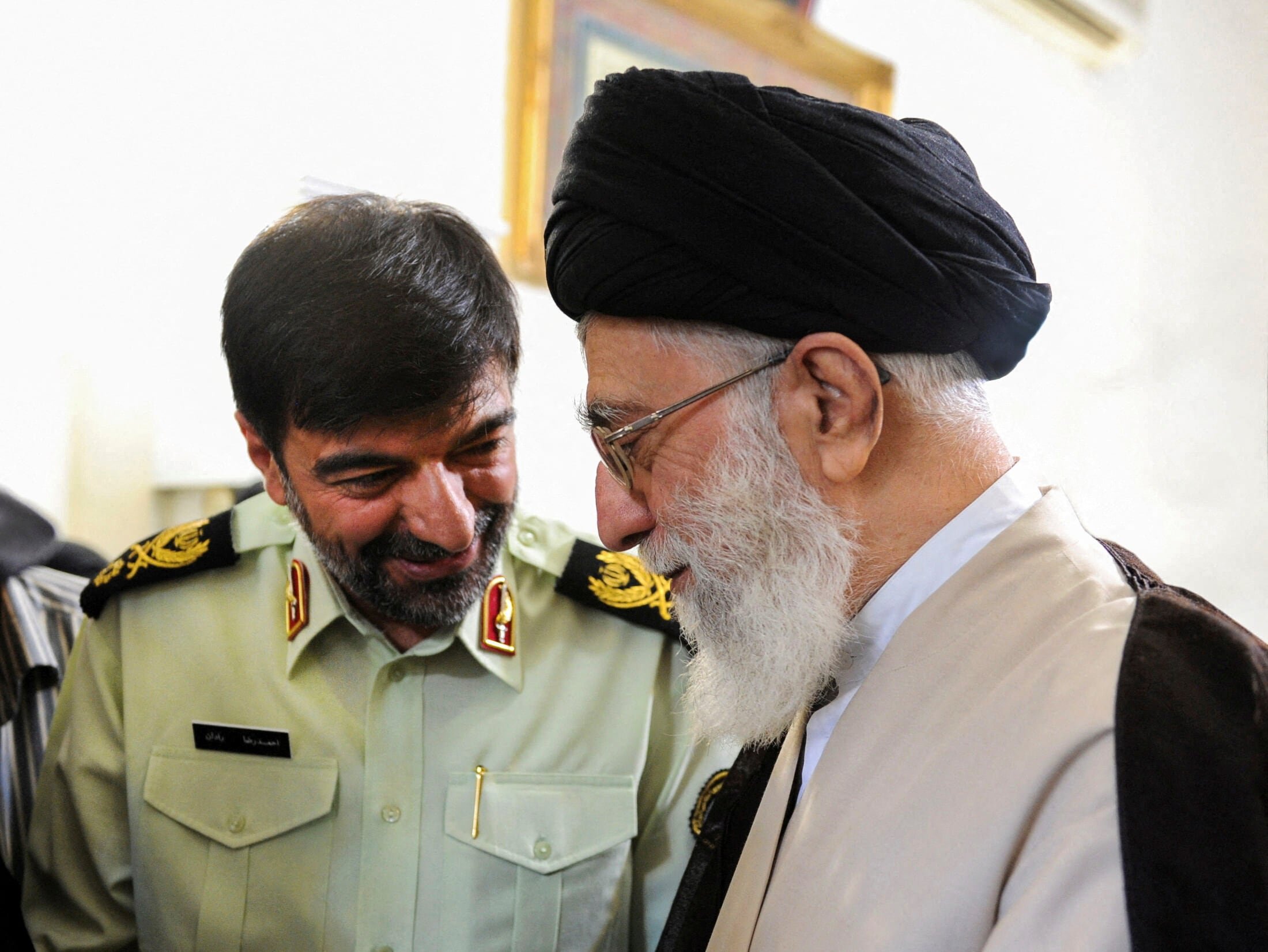 Imagen difundida muestra al ayatolá Alí Khamenei junto al jefe de la policía iraní, Ahmad-Reza Radan, durante una reunión en Teherán (REUTERS)