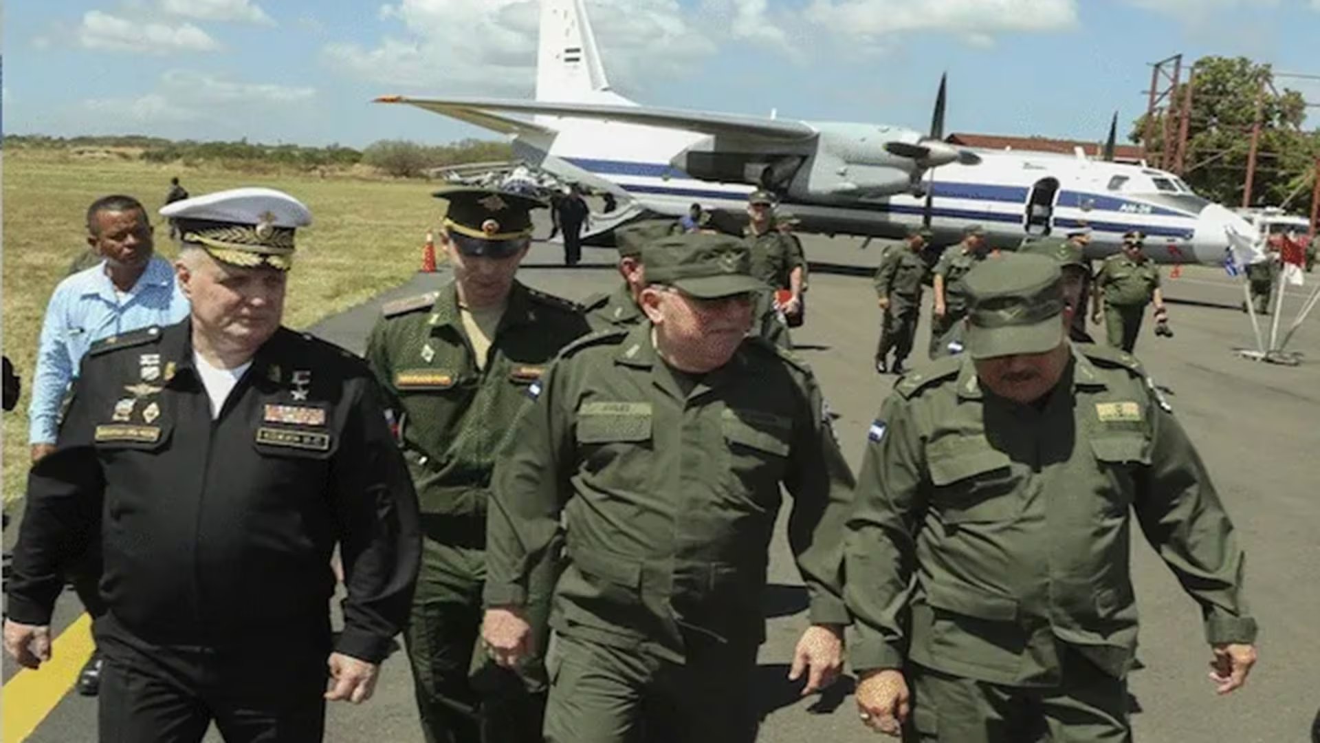 El jefe del Ejército de Nicaragua, general Julio César Avilés, recibe equipamiento ruso en febrero de 2025 (Foto archivo)