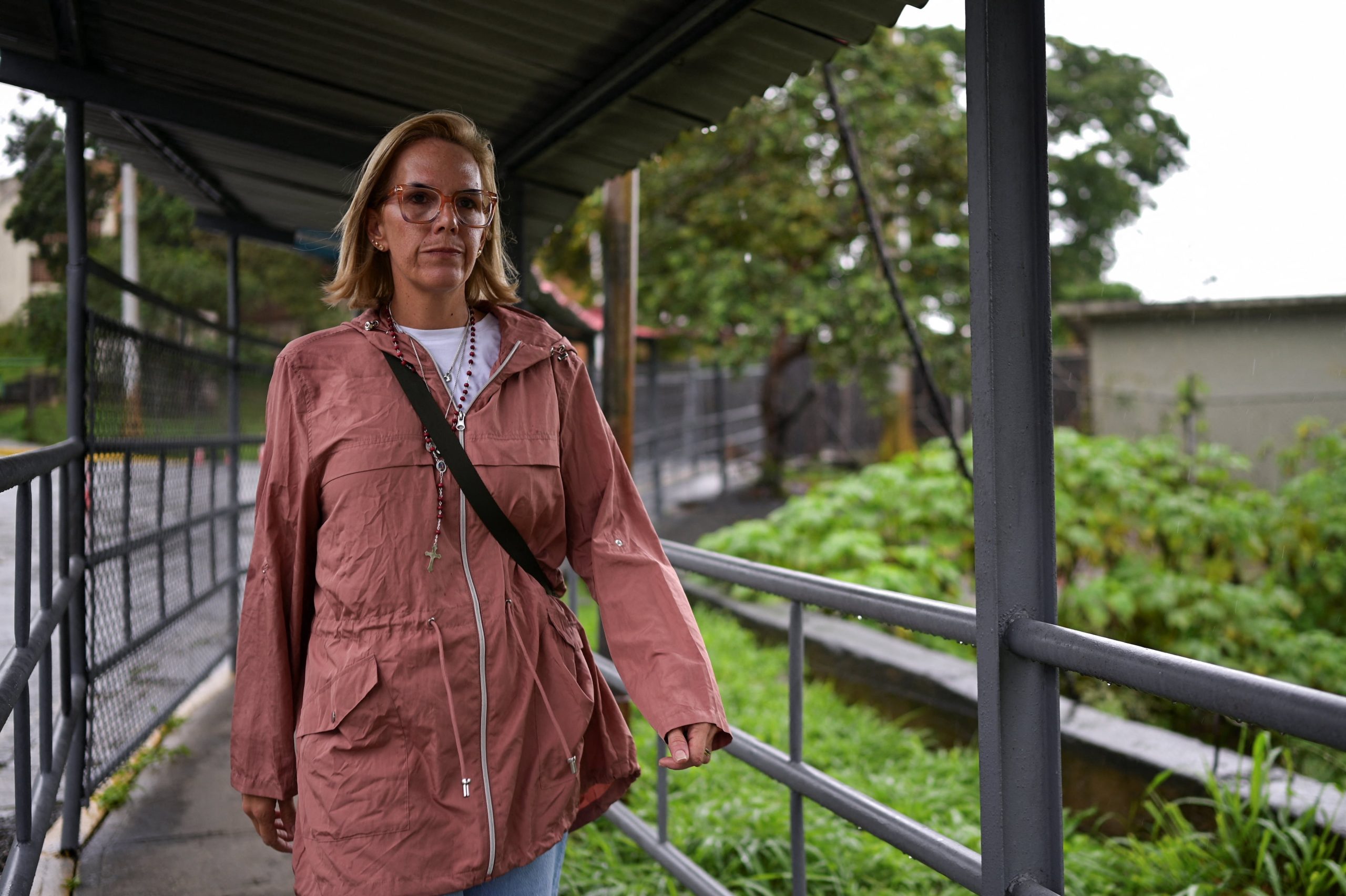 La hija de Edmundo González, Mariana González, llega a la prisión de El Rodeo mientras espera la liberación de su esposo Rafael Tudares, mientras el gobierno de Venezuela comienza a liberar a algunos detenidos. La liberación de los presos políticos marca una medida exigida desde hace tiempo por grupos de derechos humanos, organismos internacionales y líderes de la oposición, en El Rodeo, estado Miranda, el 14 de enero de 2026. REUTERS/Gaby Oraa