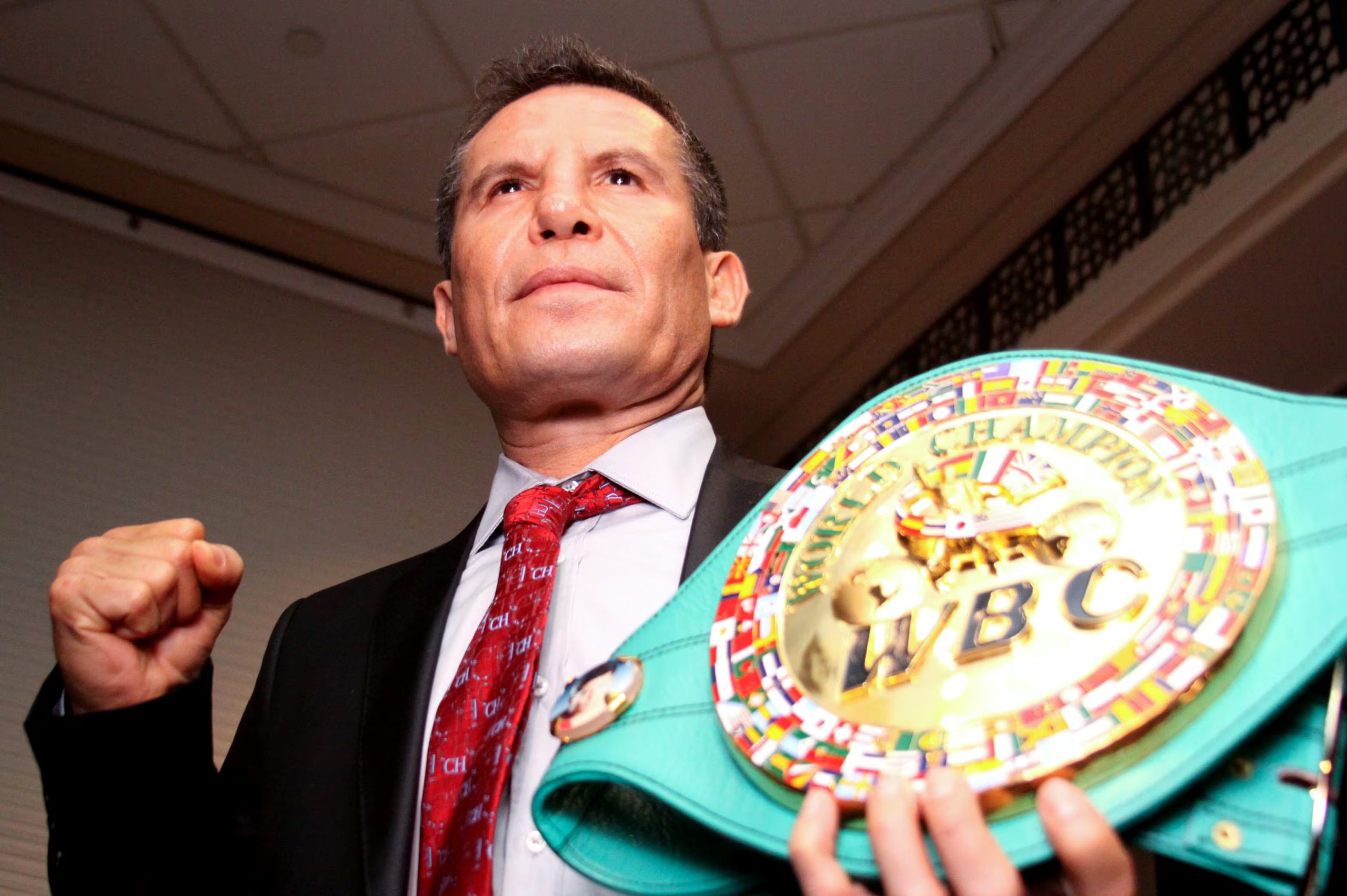 Julio César Chávez, con el cinturón de campeón mundial que ganó en su juventud. (Foto: Rashide Frías/ cuartoscuro.com)