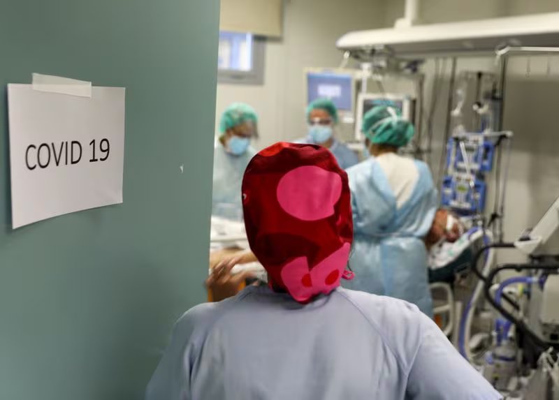 Varios trabajadores sanitarios atienden a un paciente de COVID-19 en la unidad de cuidados intensivos del hospital universitario Infanta Sofía en San Sebastián de los Reyes, a las afueras de Madrid, España. (REUTERS/Sergio Pérez)