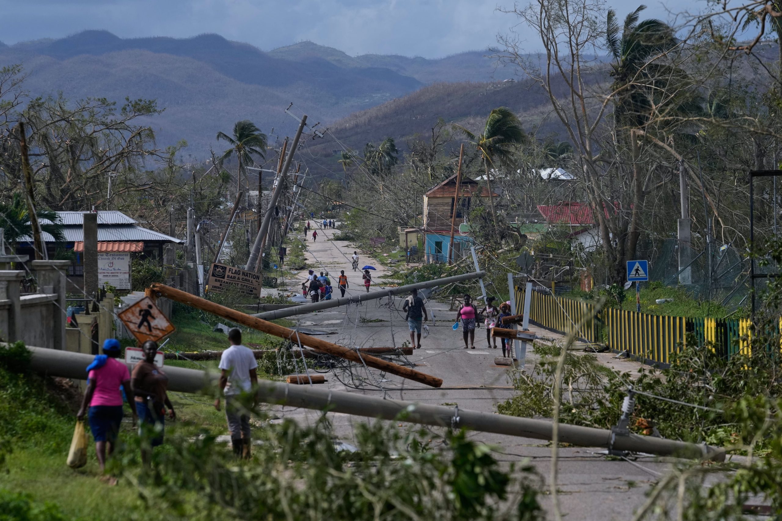 El huracán Melissa causó destrozos millonarios y decenas de víctimas en países caribeños (AP Foto/Matías Delacroix)