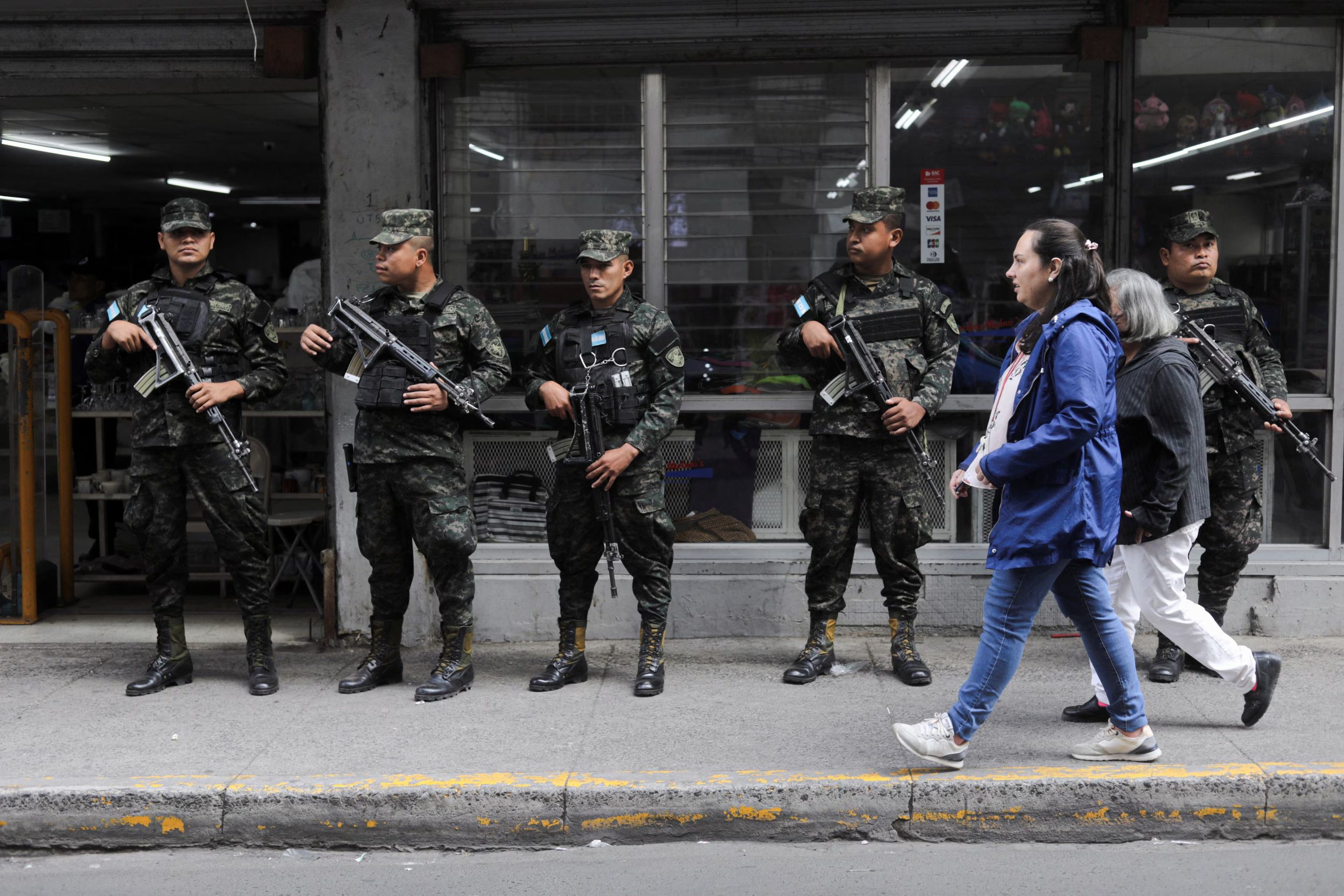Personal de las Fuerzas Armadas de Honduras participa en un operativo de seguridad previo a las investiduras del Congreso y del presidente, en el centro histórico de Tegucigalpa, Honduras, el 18 de enero de 2026. REUTERS/Fredy Rodríguez