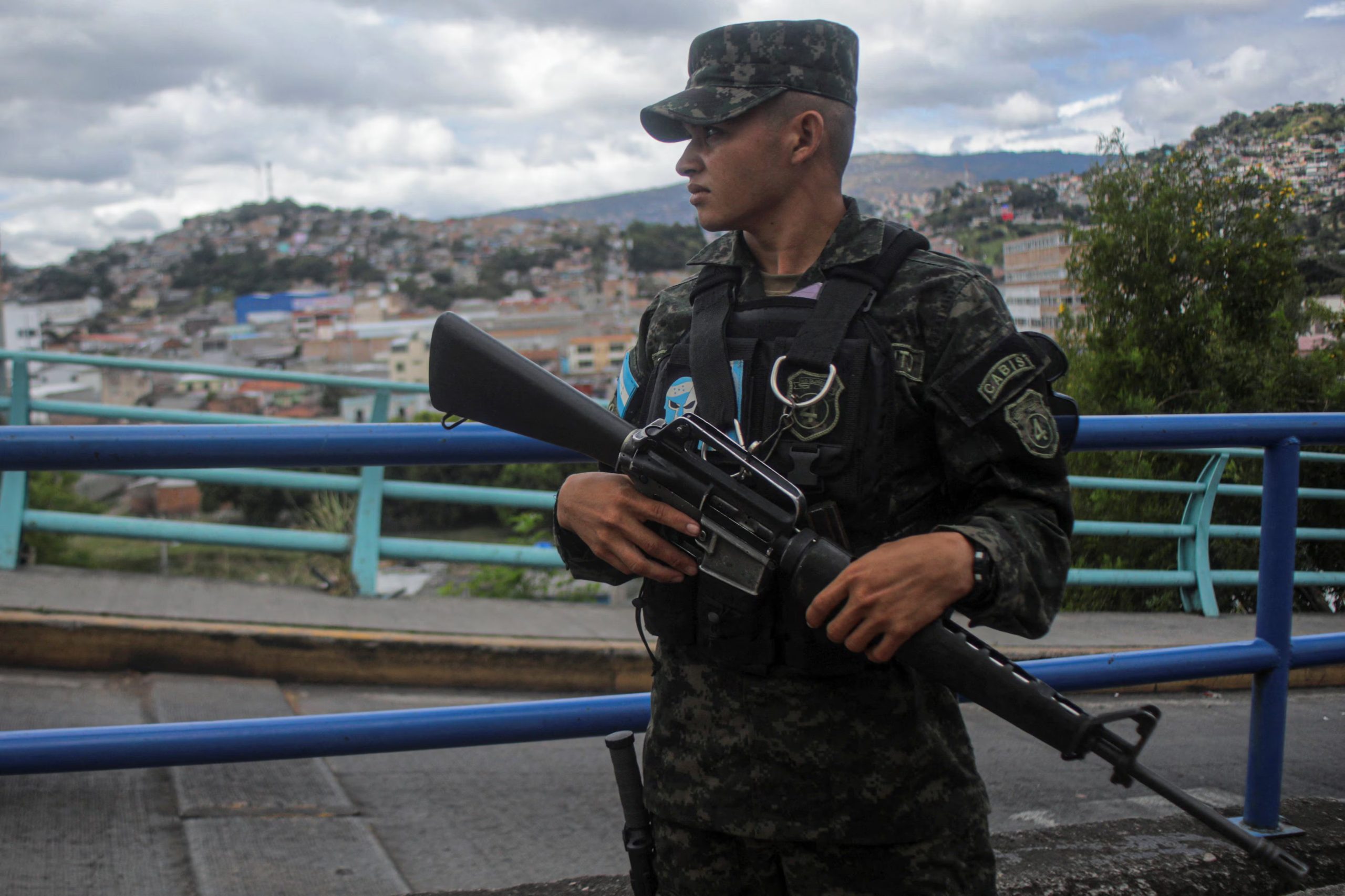 Un miembro de las Fuerzas Armadas de Honduras participa en un operativo de seguridad previo a las investiduras del Congreso y del presidente, en el centro histórico de Tegucigalpa, Honduras, el 18 de enero de 2026. REUTERS/Fredy Rodríguez