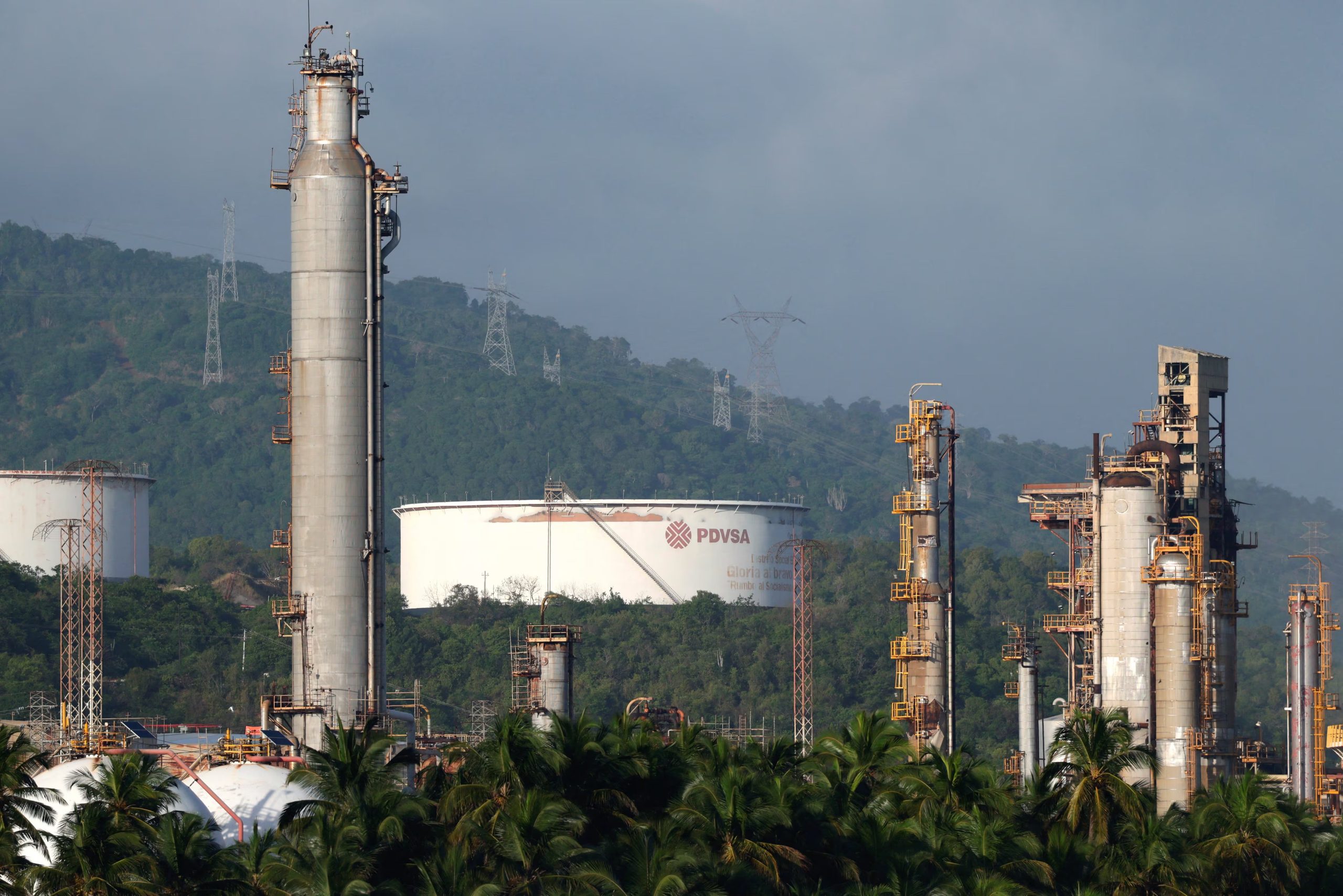 Instalaciones de la refinería El Palito, operada por la estatal PDVSA, tras la aprobación parlamentaria de una reforma clave a la ley petrolera venezolana (REUTERS/Gaby Oraa)