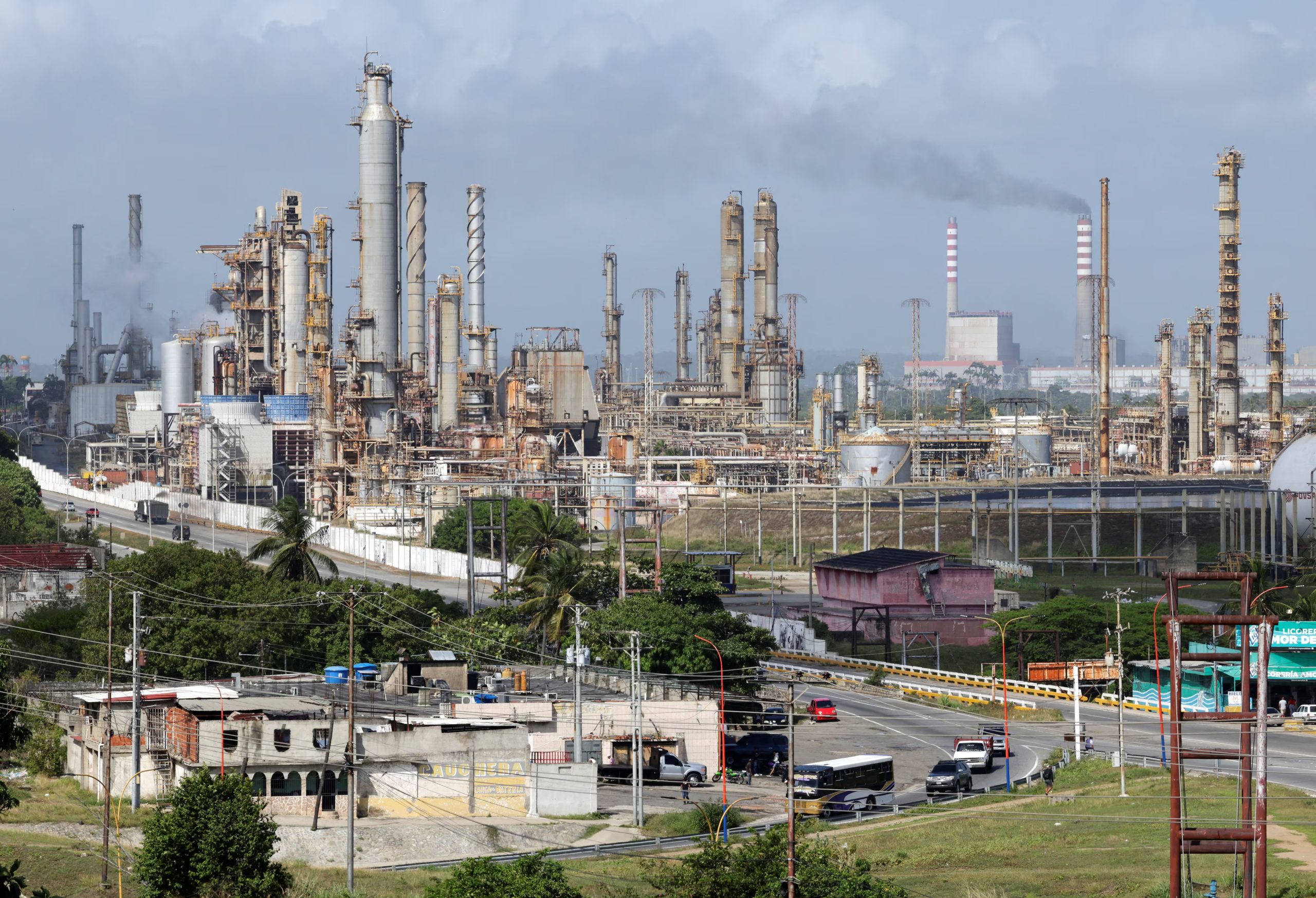 Vista del complejo refinador El Palito en Puerto Cabello, junto a plantas de Corpoelec (REUTERS/Gaby Oraa)