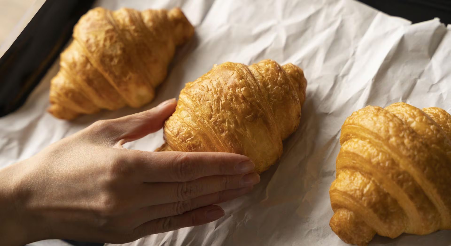 Antes de ser emblema francés, el croissant tuvo raíces en Europa Central, donde una pieza similar de media luna formaba parte de la panadería tradicional. (Freepik)