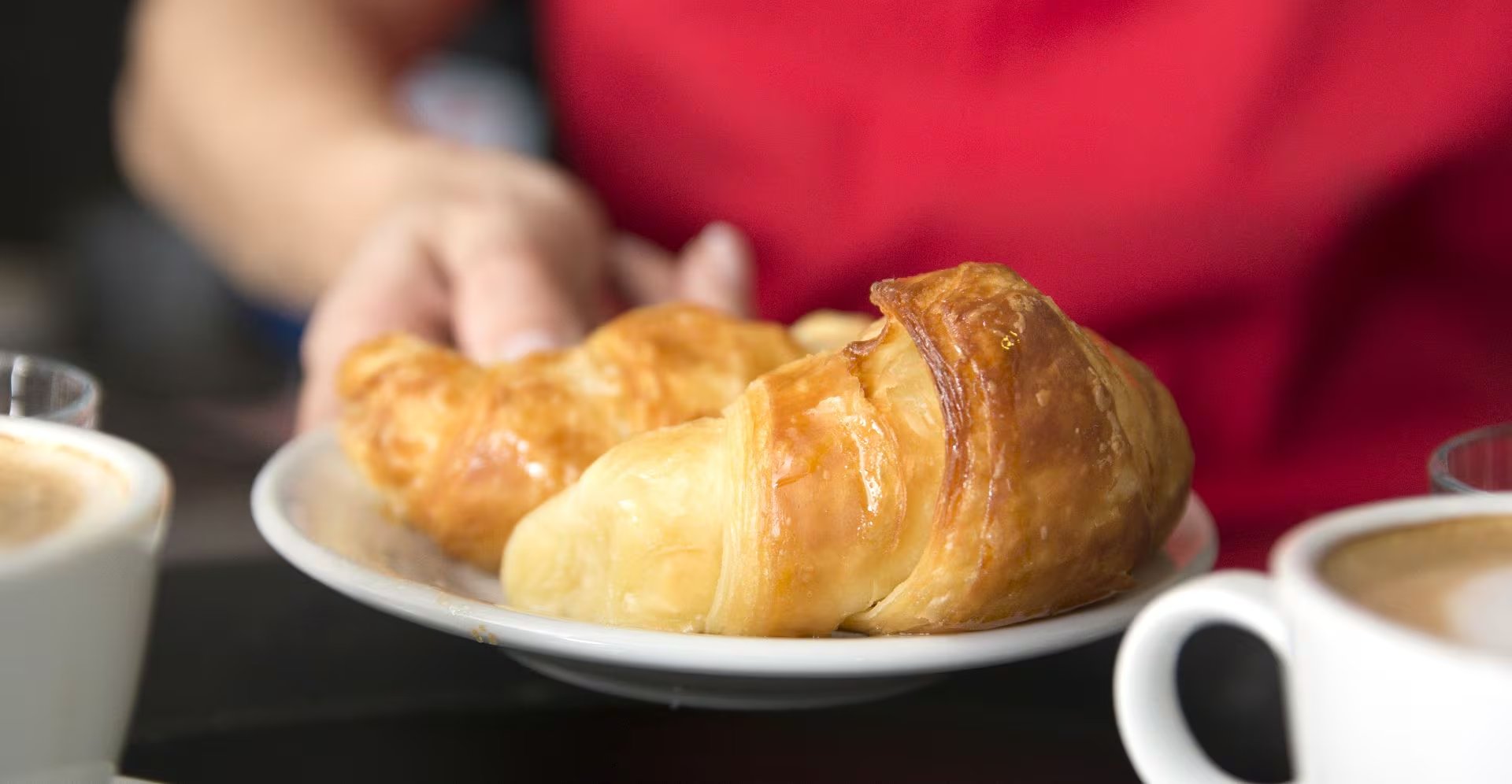 Durante el siglo XIX, el croissant pasó de receta adoptada a emblema francés, impulsado por la técnica, la mantequilla y la cultura cafetera. (Freepik)