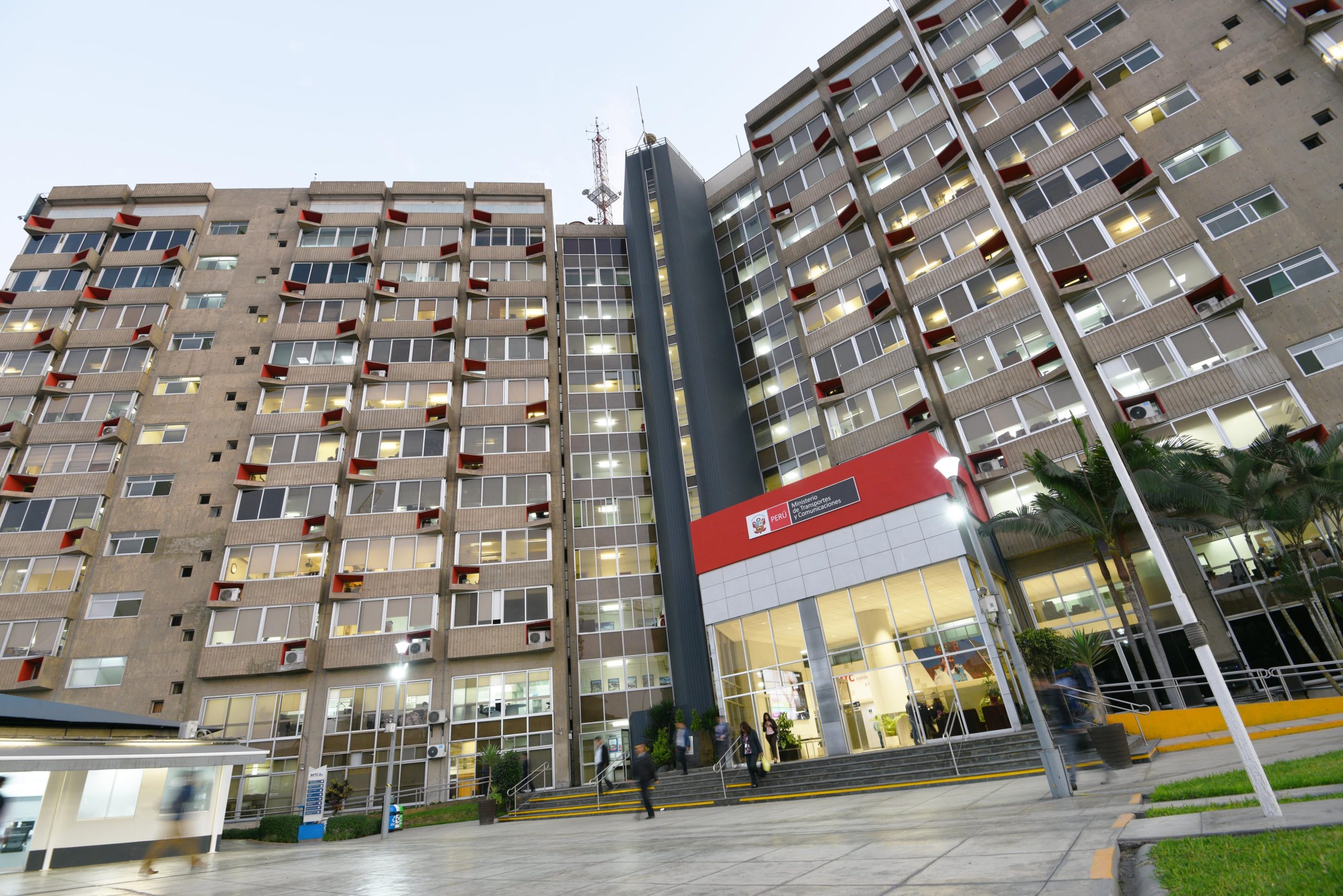 El Ministerio de Transportes y Comunicaciones es cuestionado por designaciones y pagos millonarios en megaproyectos de infraestructura en Perú.

