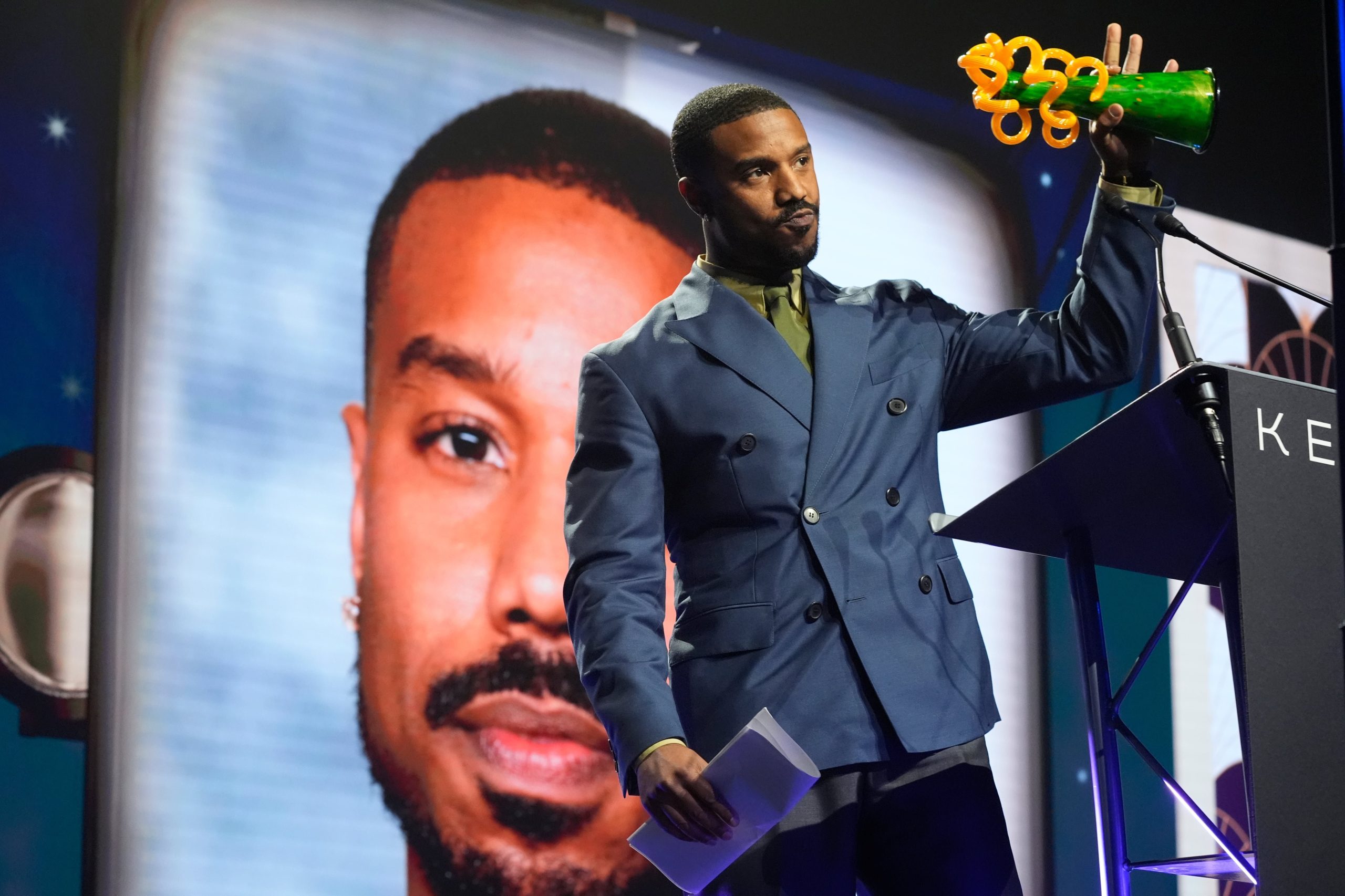 Michael B. Jordan recibe el premio al mejor actor por su papel en 