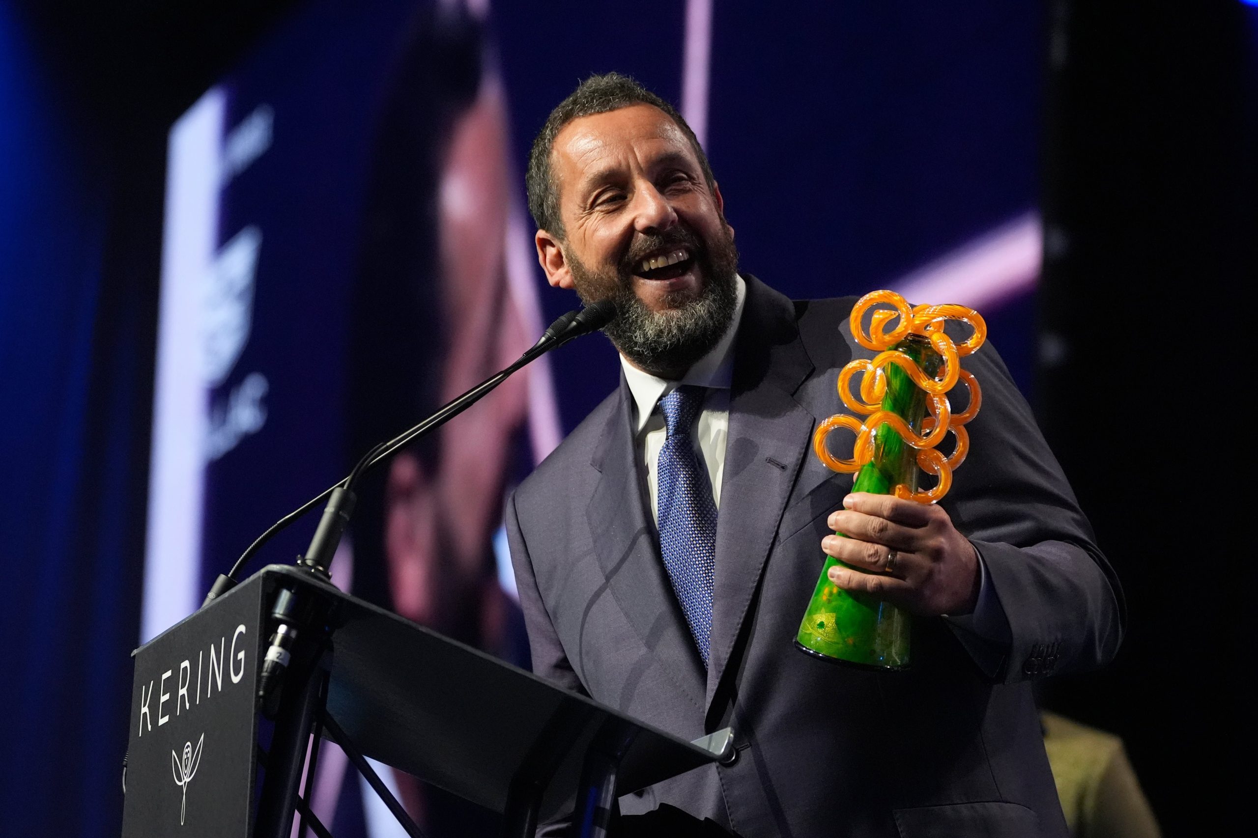 Adam Sandler recibe el premio del presidente por 