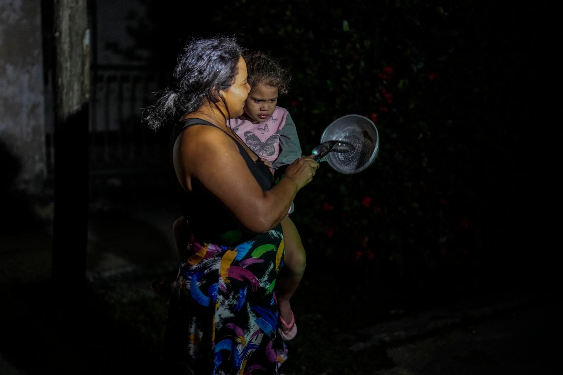 Una mujer participa de un cacerolazo junto a su pequeña en La Habana (AP Photo/Ramón Espinosa/Archivo)
