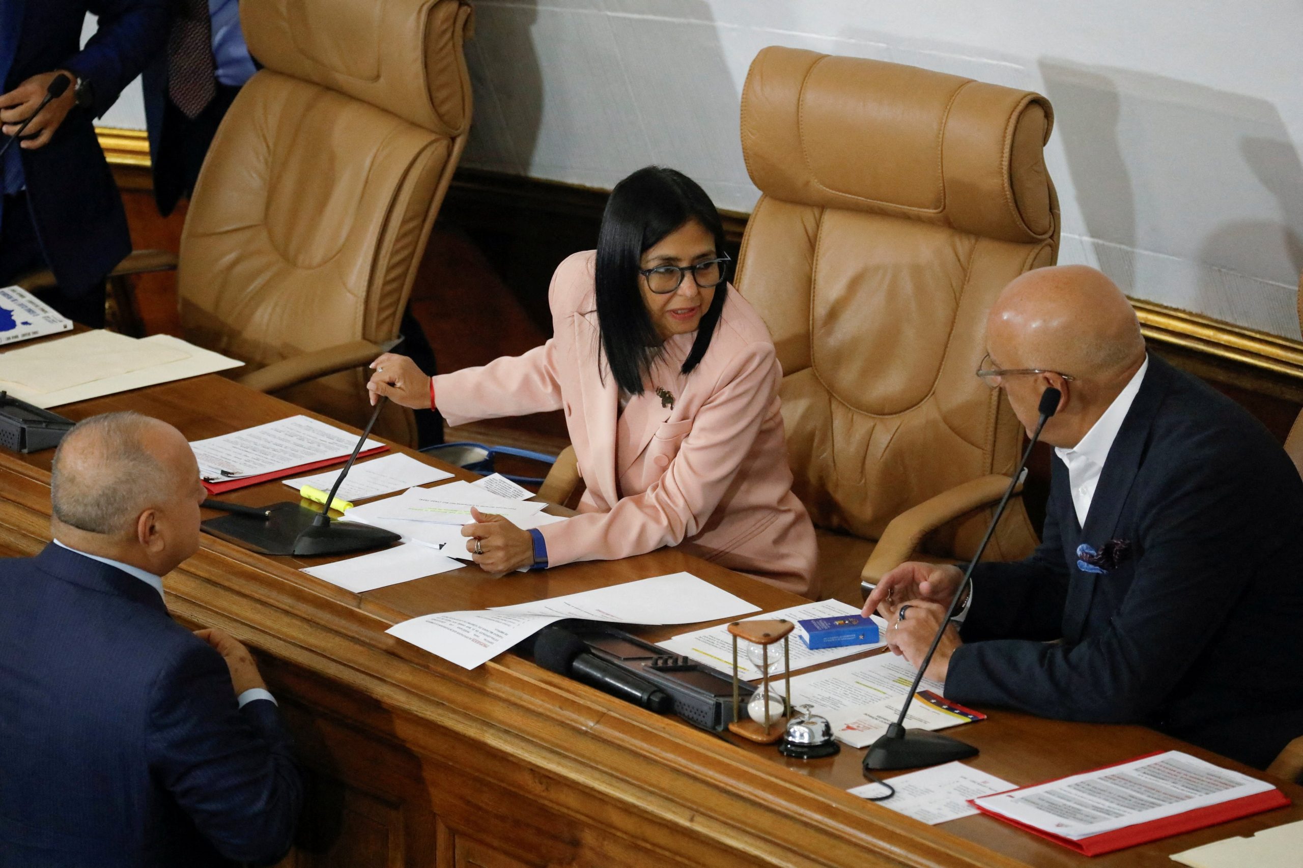La vicepresidenta de Venezuela, Delcy Rodríguez, habla con el presidente de la Asamblea Nacional, Jorge Rodríguez. REUTERS/Leonardo Fernández Viloria