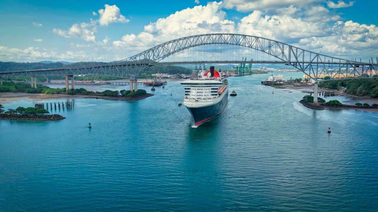 El Queen Mary 2 tiene una eslora de 345 metros y capacidad para más de 2 600 pasajeros y más de 1 200 tripulantes. Cortesía