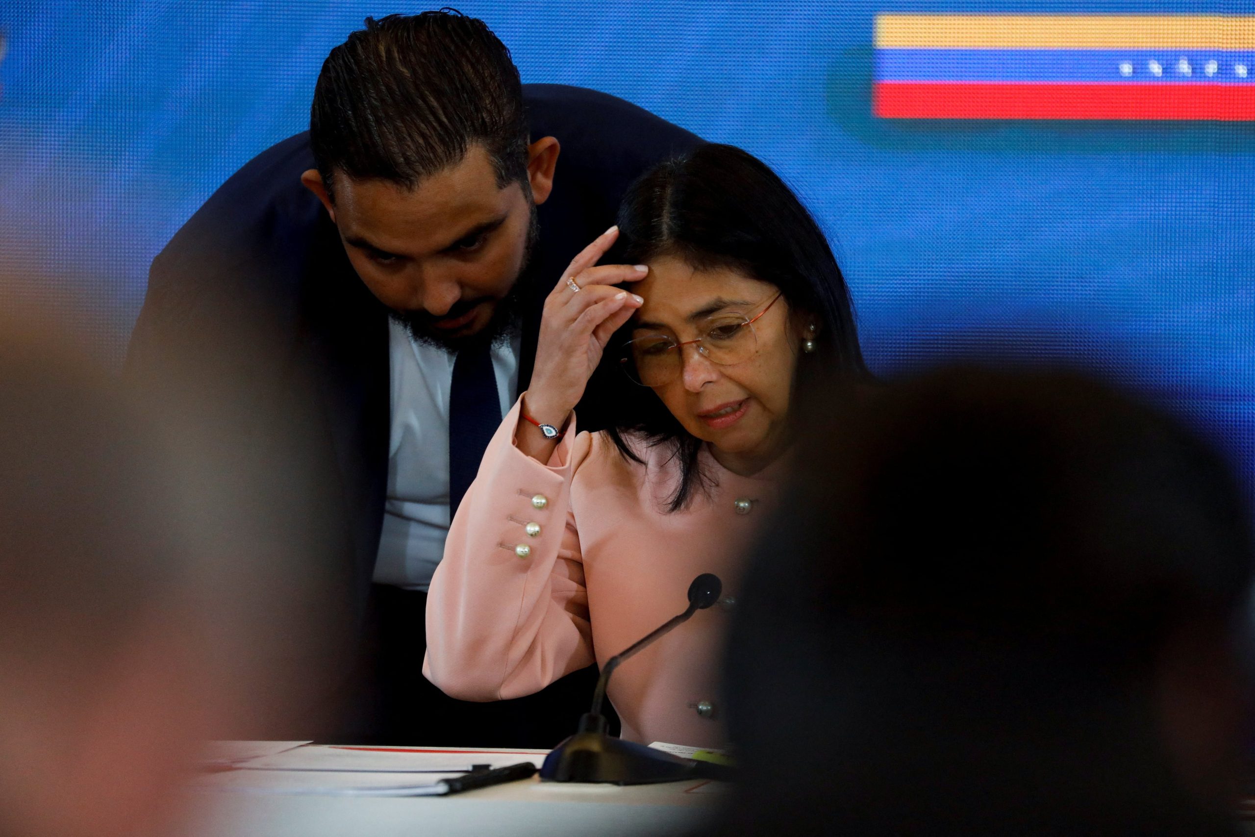Delcy Rodríguez corre su cabello durante una sesión del Consejo Nacional para la Soberanía y la Paz, en Caracas, el pasado 29 de diciembre (REUTERS/Leonardo Fernandez Viloria, foto archivo)