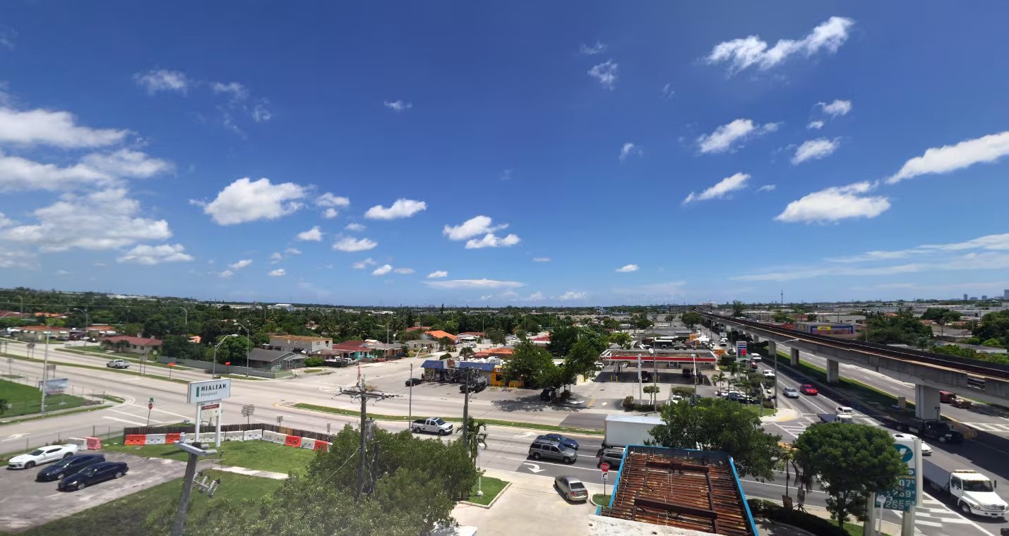 La municipalidad de Hialeah continúa en fase de consulta jurídica y mantiene su postura firme sobre la defensa de la imagen institucional de la ciudad. (Google Maps)