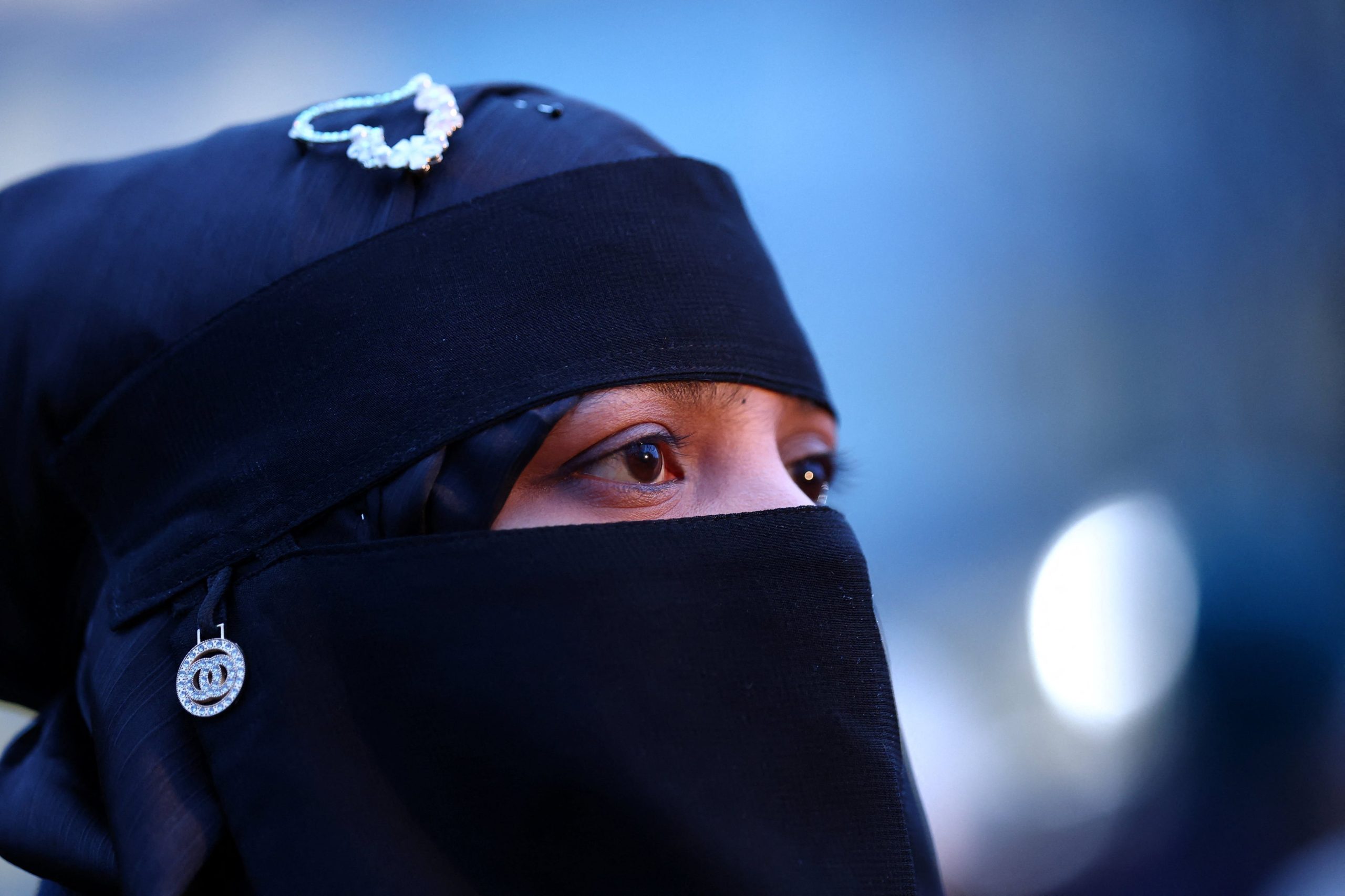 La refugiada rohingya Salma habla con la prensa mientras la Corte Internacional de Justicia (CIJ) inicia dos semanas de audiencias en un caso histórico presentado por Gambia, que acusa a Myanmar de cometer genocidio contra los rohingya, un grupo musulmán minoritario, en La Haya, Países Bajos, el 12 de enero de 2026. REUTERS/Piroschka van de Wouw