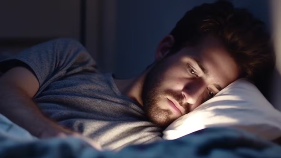 El uso intensivo del smartphone en la cama mantiene el cerebro en estado de alerta y contribuye al insomnio nocturno en épocas de frío. (Imagen Ilustrativa Infobae)