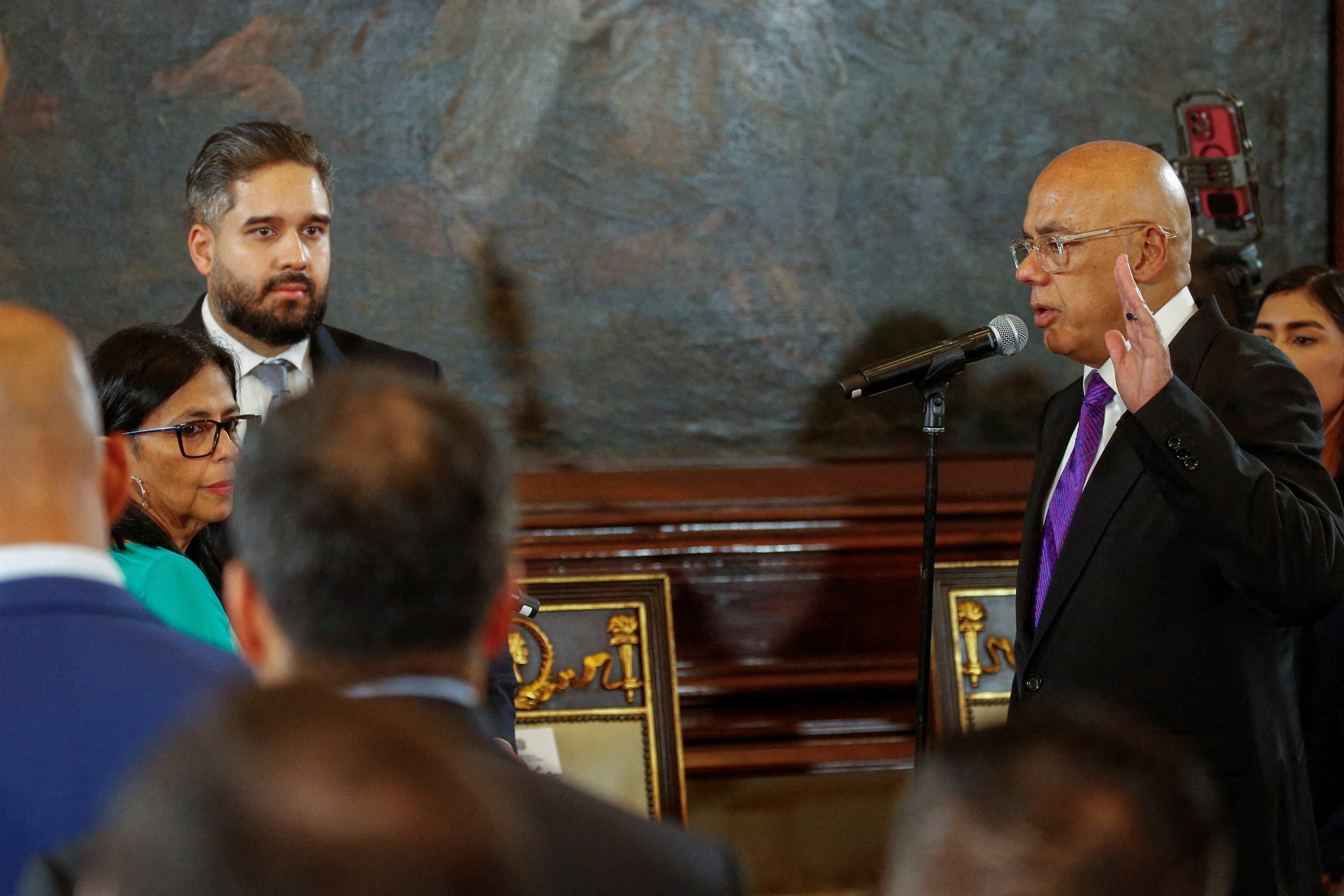 Ceremonia de juramentación de Delcy Rodríguez como presidenta interina, presidida por Jorge Rodríguez, con Nicolás Maduro Guerra observando (REUTERS/Leonardo Fernández Viloria)