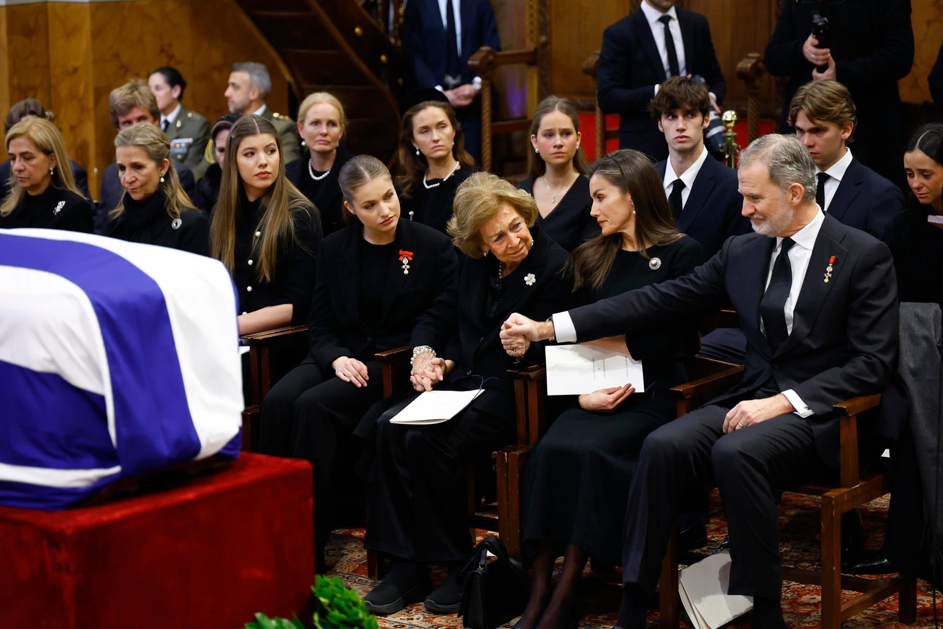 La familia real en la misa por la princesa Irene de Grecia en la Catedral de Atenas. (EFE/ Francisco Gómez/Casa Real )