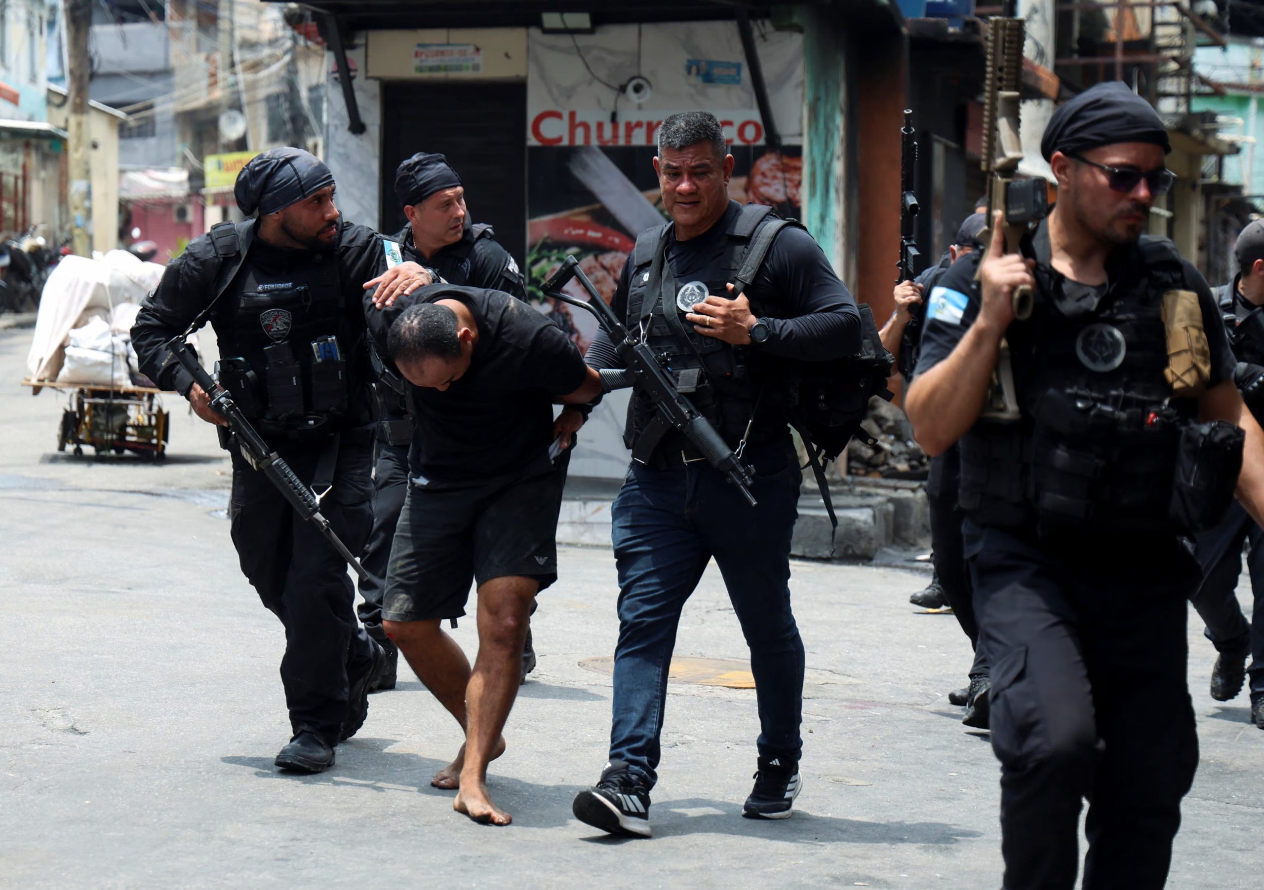 Un hombre es detenido por agentes de policía durante una operación policial contra el tráfico de drogas en la favela do Penha, en Río de Janeiro, Brasil (REUTERS/Aline Massuca/Archivo)