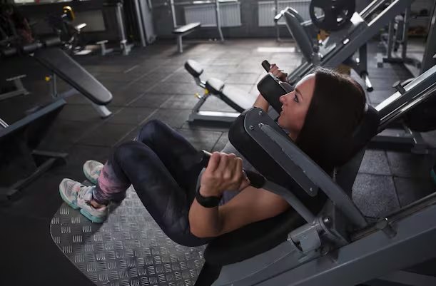 La estructura guiada de la hack squat reduce la probabilidad de errores posturales y permite un progreso seguro en la carga (Freepik)