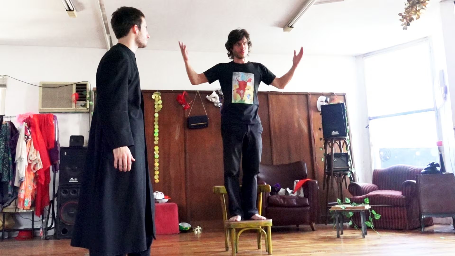 Foto de backstage de la próxima película de Luis Ortega junto a Wos