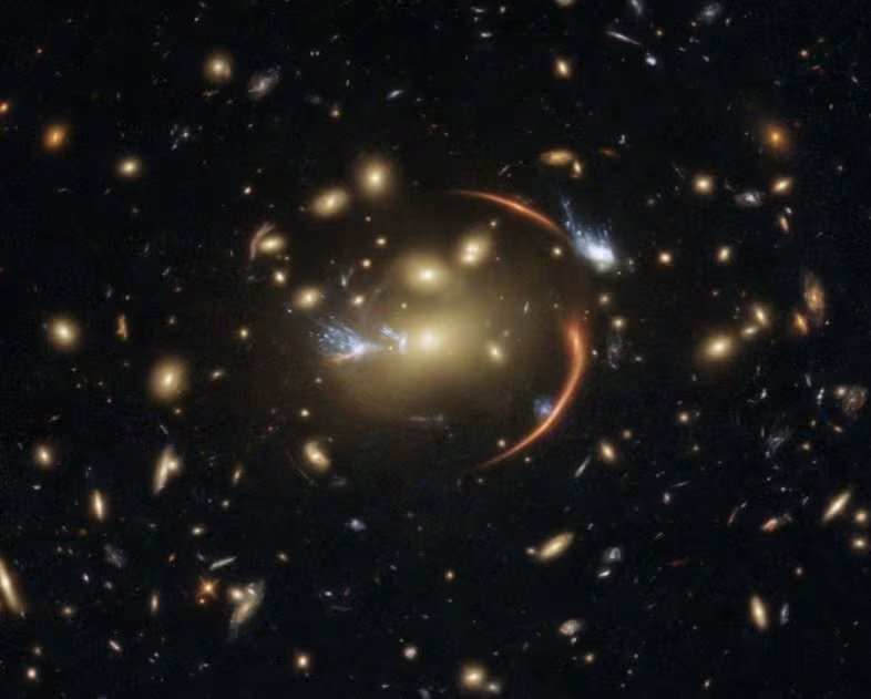 El fenómeno de la lente gravitacional permite a los científicos mapear la ubicación de la materia oscura en cúmulos de galaxias (ESA/HUBBLE & NASA, A. NEWMAN, M. AKHSHIK, K. WHITA)
