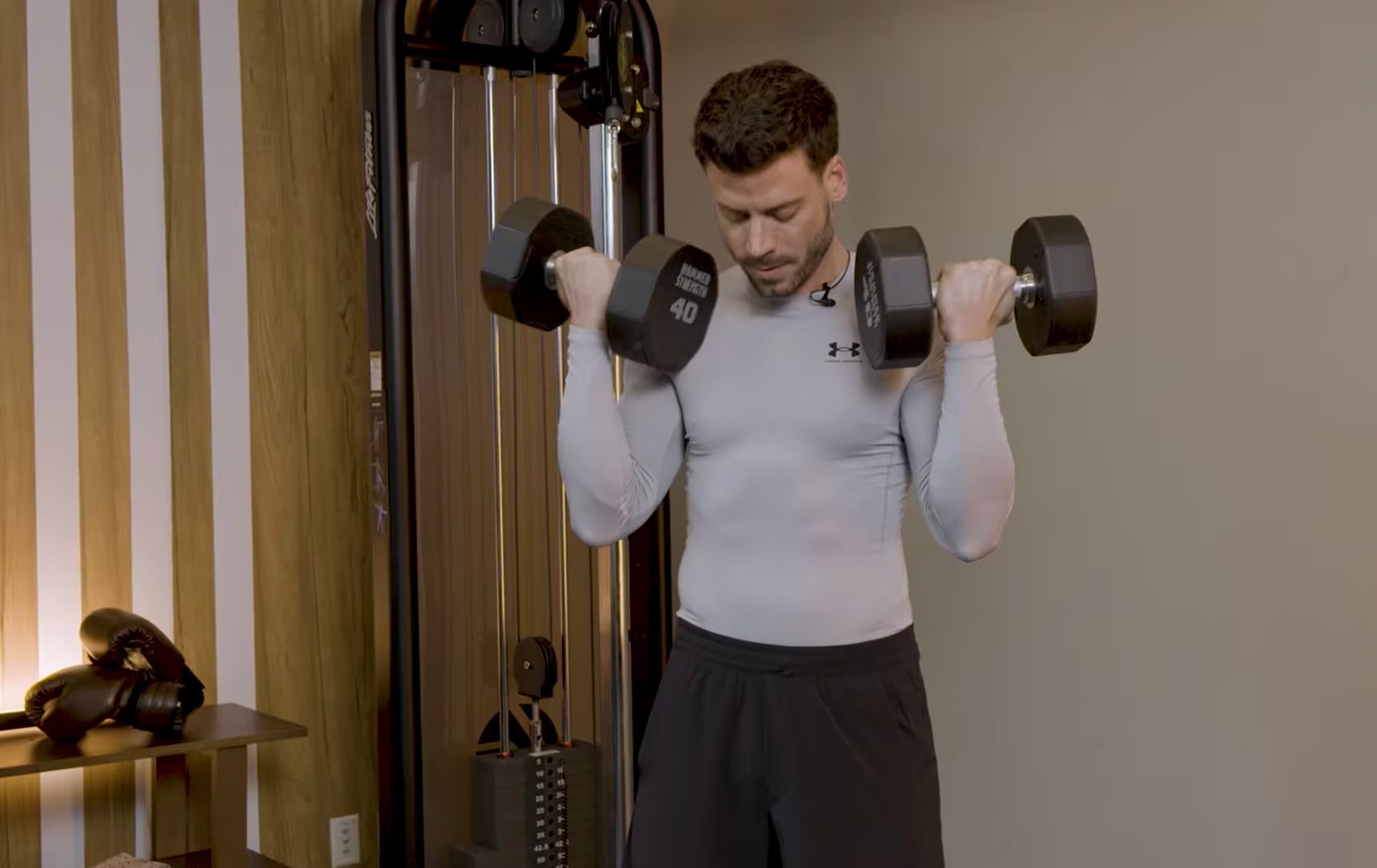 El proceso de entrenamiento incluyó técnicas específicas del hockey y el acompañamiento de expertos para lograr máxima autenticidad (Men’s Health/Captura de Video)