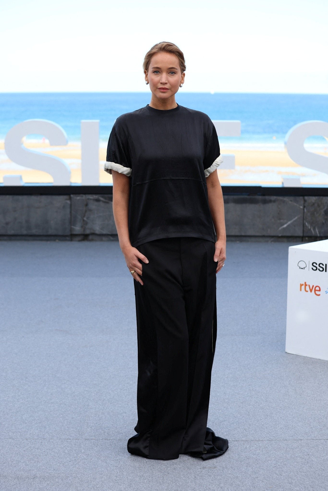 Dúo negro satinado con pantalón ancho en sesión de fotos del festival (REUTERS/Pankra Nieto)