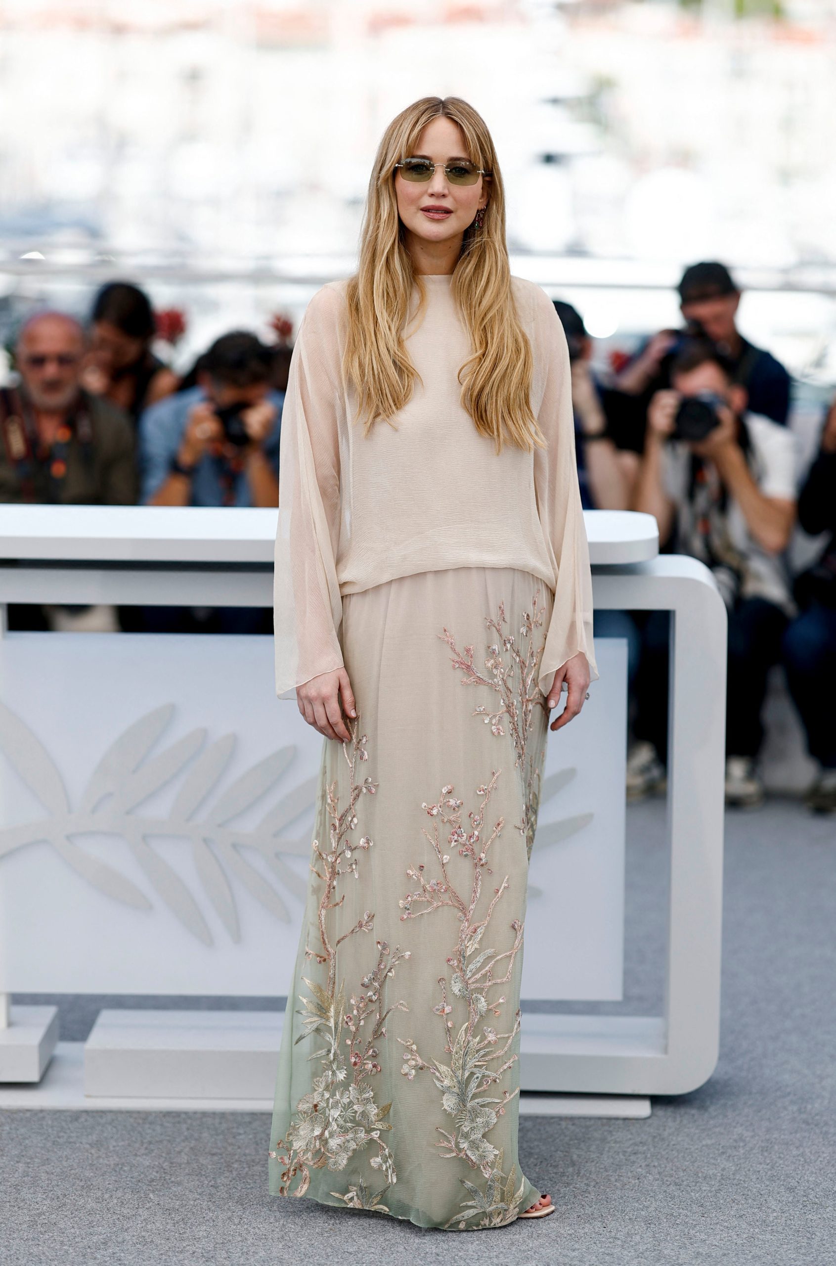 Blusa translúcida beige y falda bordada en tonos pastel en Cannes (REUTERS/Benoit Tessier)
