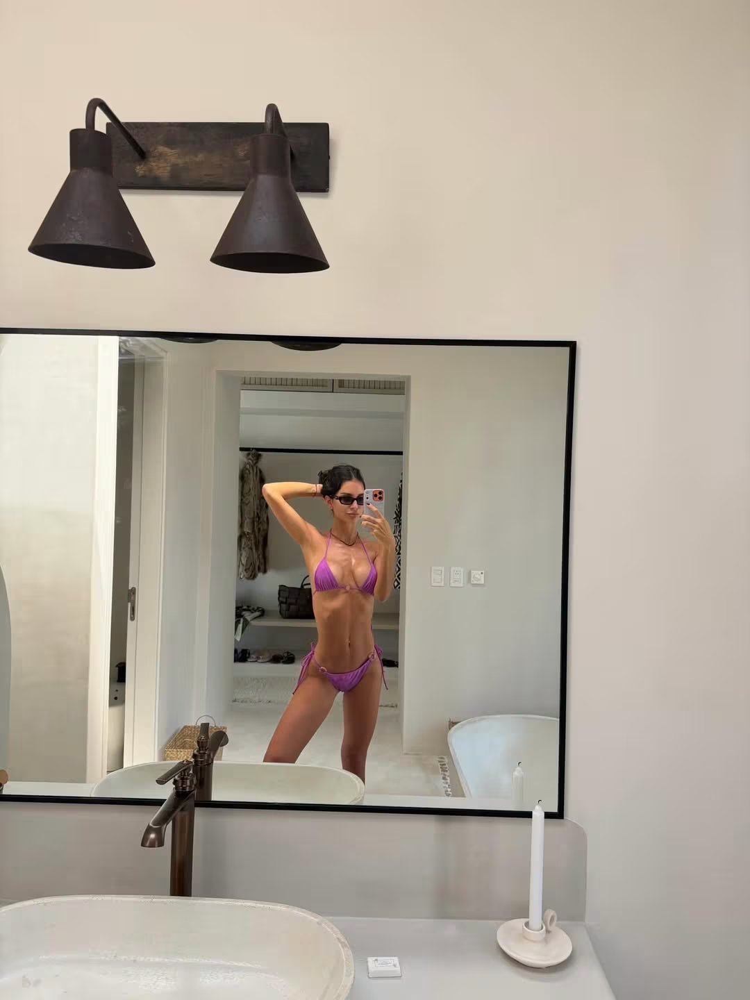 Zaira Nara luce una microbikini violeta con arandelas plateadas, combinando tendencia y actitud en las playas más exclusivas 