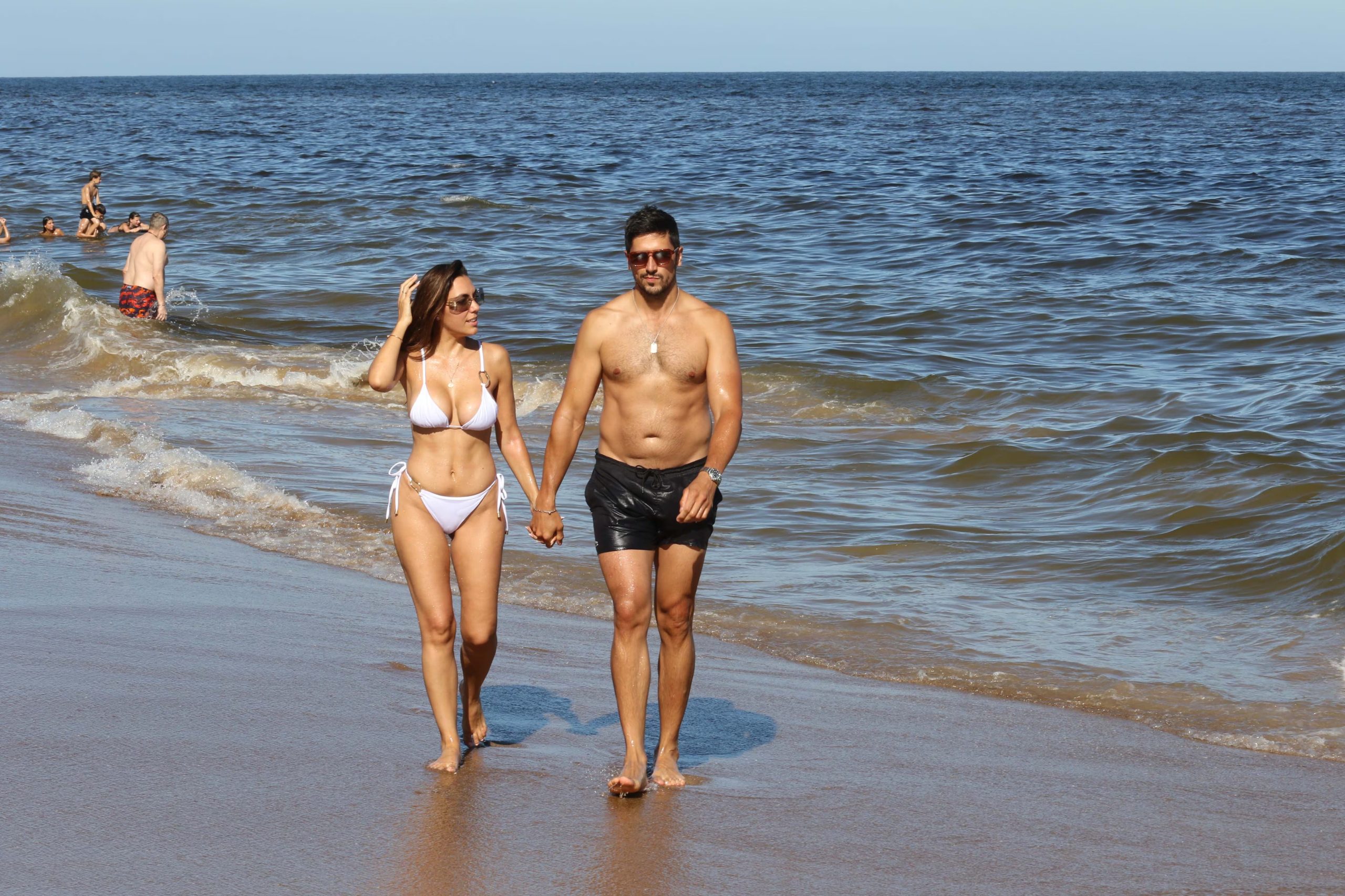 Floppy Tesouro opta por el blanco total y detalles dorados en una microbikini que realza el bronceado (RS Fotos)