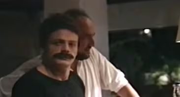 Luis Miguel se disfrazó para pasar desapercibido en el aeropuerto previo a grabar cuando calienta el sol (Archivo)