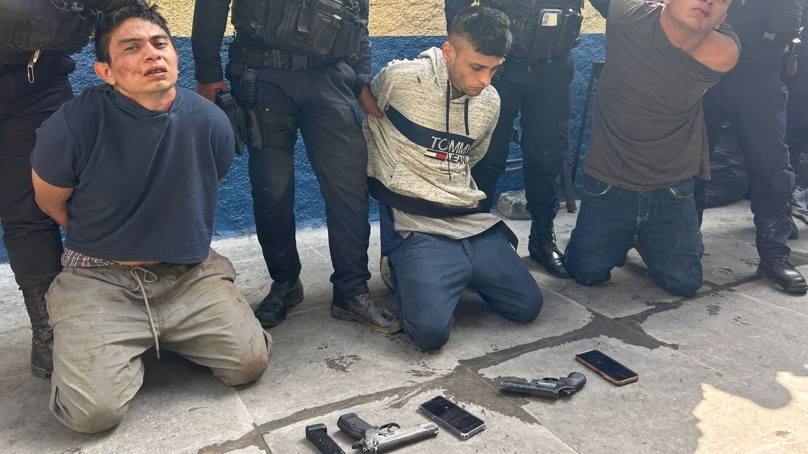 Cuatro pandilleros terroristas del barrio 18 han sido neutralizados y capturados por la la en la colonia Santa Fe, zona 13. Foto cortesía PNC Guatemala