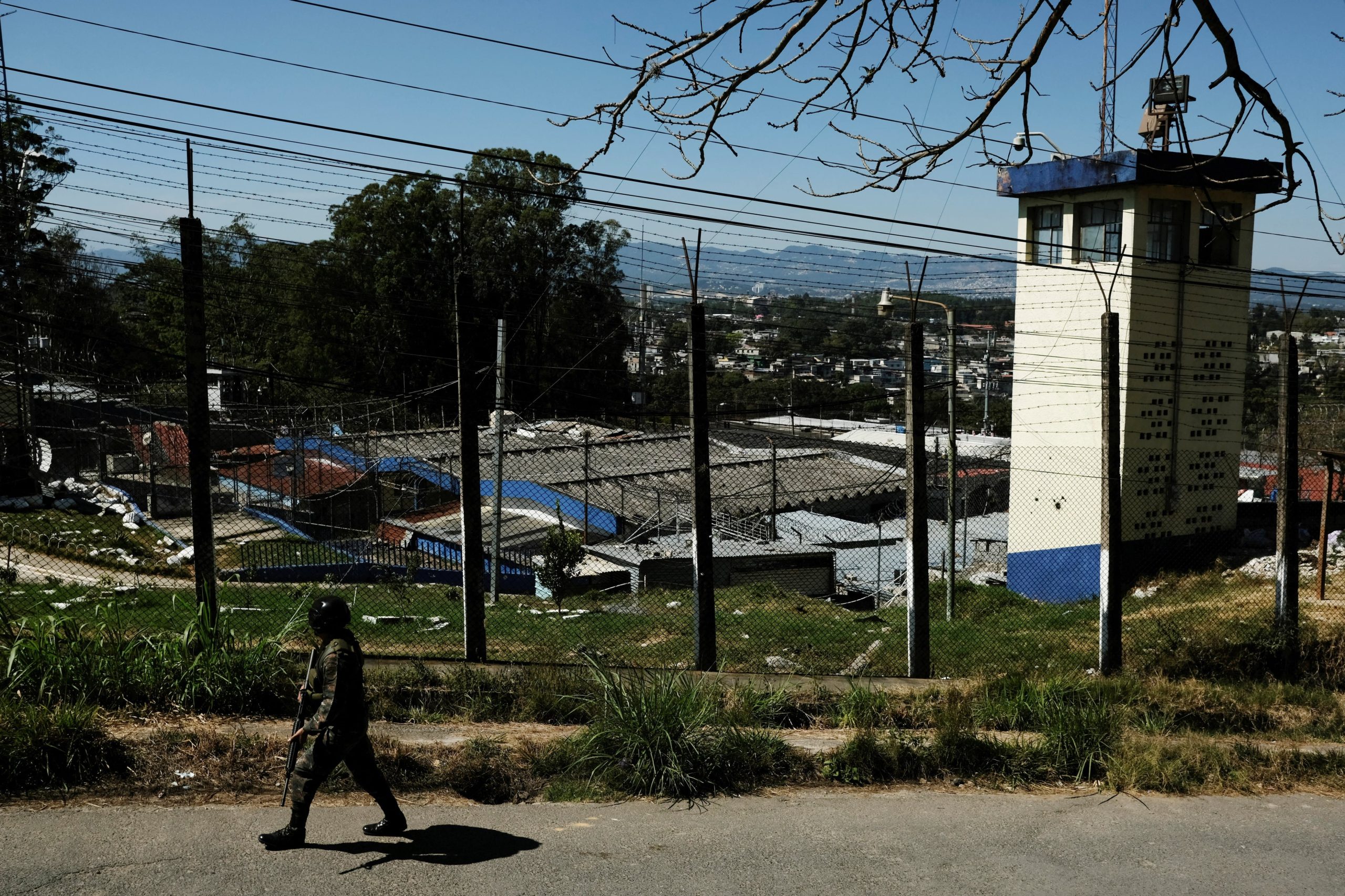 Un miembro del ejército guatemalteco hace guardia afuera de la prisión de la Zona 18 luego de un motín, según medios locales, en la Ciudad de Guatemala, Guatemala.17 de enero de 2026. REUTERS/Josue Decavele