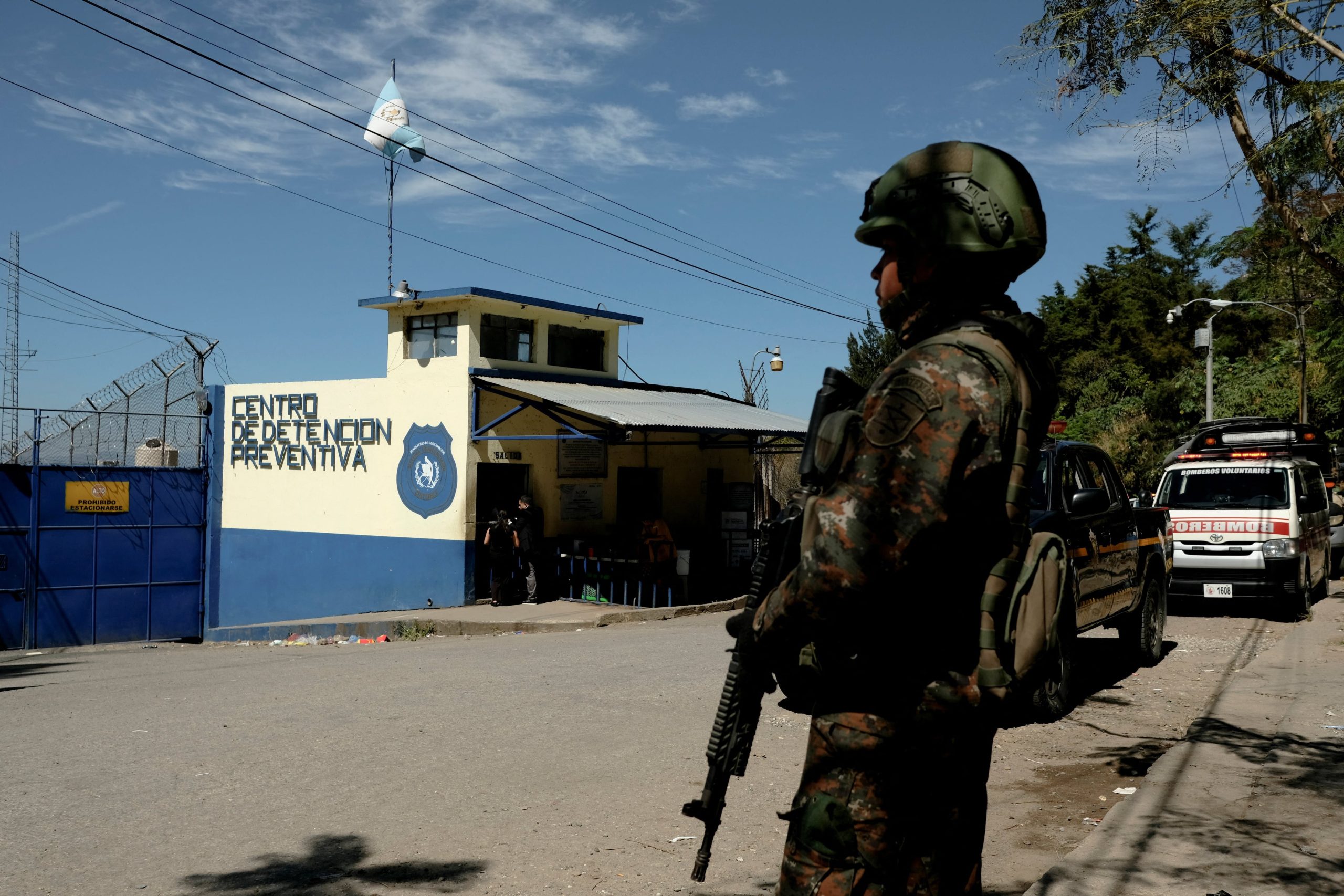 Un miembro del ejército guatemalteco hace guardia afuera de la prisión de la Zona 18 luego de un motín, según medios locales, en la Ciudad de Guatemala, Guatemala, el 17 de enero de 2026.REUTERS/Josue Decavele
