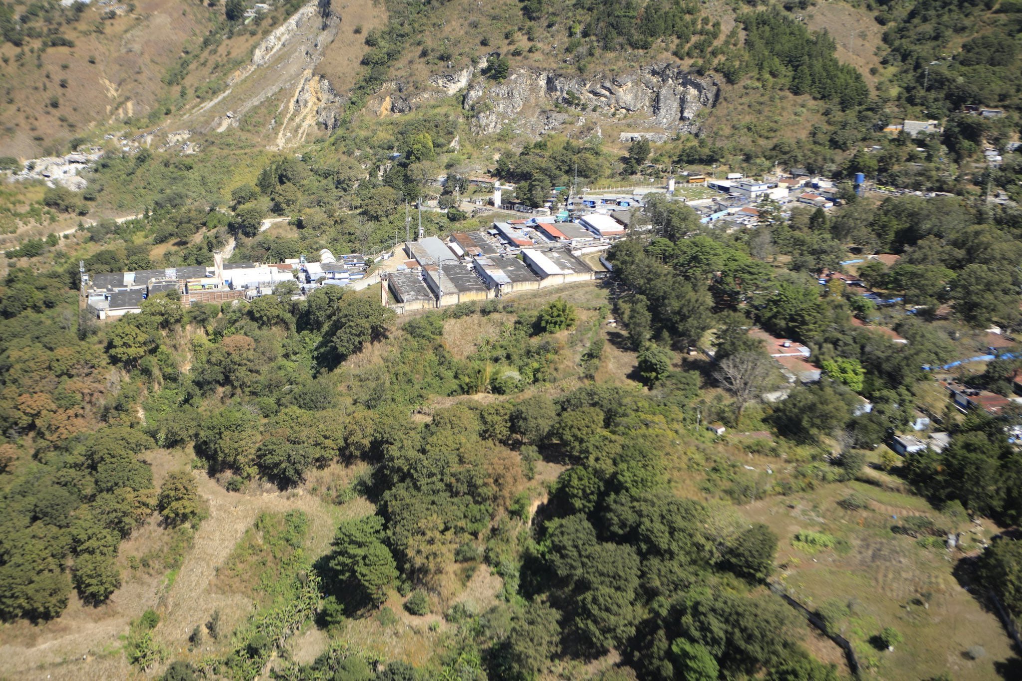 Continuarán con el trabajo coordinado y no se dará marcha atrás para retomar el control de los centros preventivos y de cumplimiento de condena. (@mingobguate)