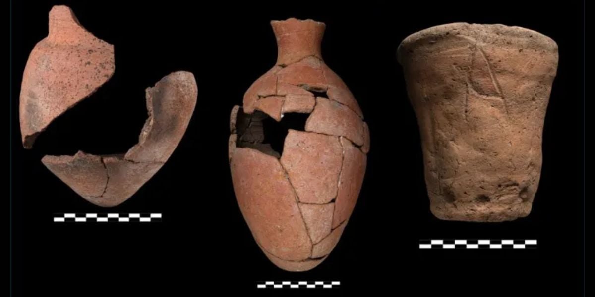 Objetos cotidianos y piezas del juego senet encontrados en el templo aportan información sobre la vida y creencias funerarias del Egipto faraónico (Ministero degli Affari Esteri e della Cooperazione Internazionale)